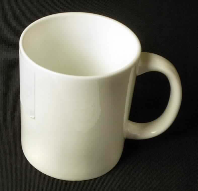 Geschirr aus Porzellan, sog. Becher aus Porzellan, Foto siehe Anlage,
- glasierte, becherartige Tasse mit Henkel,
- mit einer Höhe von ca. 9,5 cm und einem Durchmesser von ca. 8,5 cm,
- keramisches Erzeugnis, nach der Formgebung gebrannt, tonmineralhaltiges 
  Material enthaltend,
- aus Porzellan (nach den überprüften Antragsangaben).

"Geschirr, aus Porzellan"
