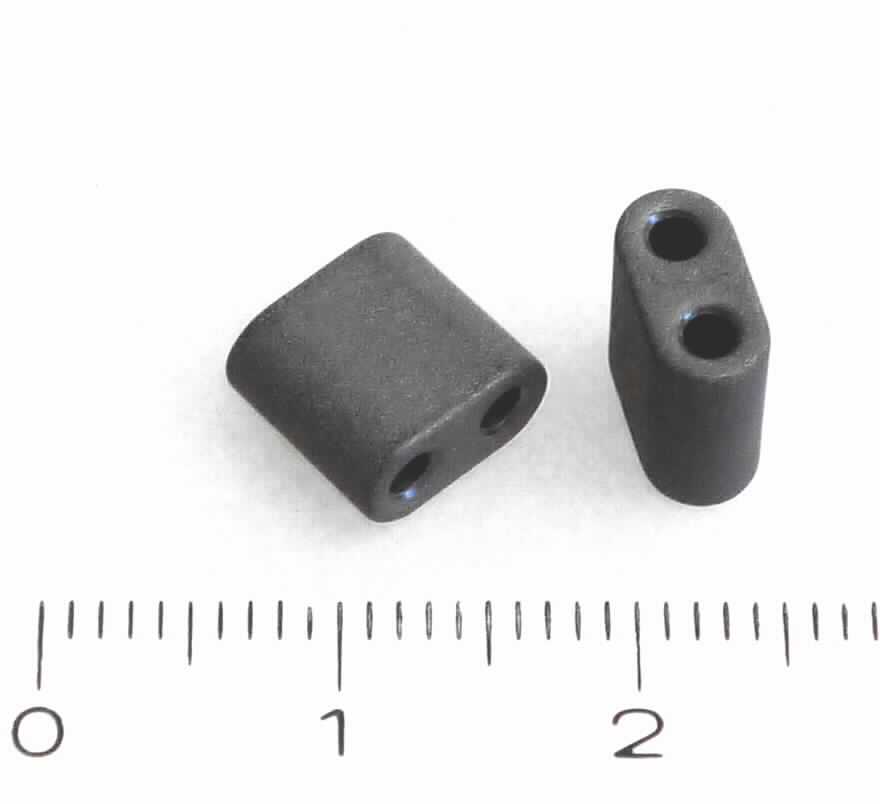 Ferritkern, sog. Doppellloch- oder Balunkern, 
- aus einem spezifisch geformten oval-zylindrischen Körper mit zwei Bohrungen,
- erkennbar hauptsächlich für (in der Regel HF-Breitband-)Transformatoren.

Das Erzeugnis ist als "erkennbares Teil ausschließlich oder hauptsächlich von Transformatoren, keine zusammengesetzte elektronische Schaltung, Ferritkern, nicht von Ablenkeinheiten" einzureihen.