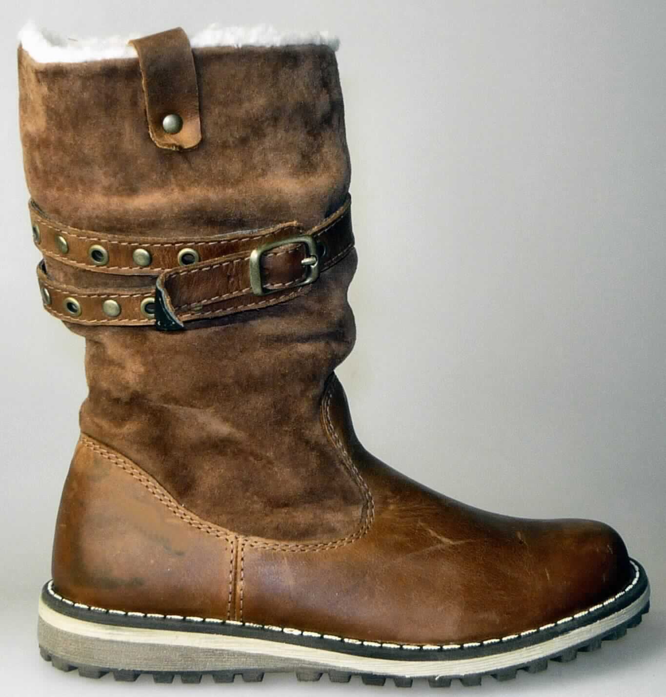 Freizeitstiefel (lt. Antrag: "Kinderschuh, Art.-Nr.: 97 251 71", Foto siehe Anlage)
- mit Laufsohlen aus (lt. Antrag) Kautschuk; ohne Hauptsohle aus Holz,
- mit Oberteil (geschlossenes Blatt) aus Leder,
- mit Zierriegel (Lederriemen mit Schnallenverschluss),
- mit dickem, wärmendem Innenfutter aus Spinnstoff,
- seitlich mit Reißverschluss,
- ohne Metallschutz in der Vorderkappe,
- den Knöchel und die Wade bedeckend (über die dickste Stelle der Wade hinausreichend;
  Schafthöhe: ca. 19 cm bei Schuhgröße 28),
- mit einer Länge der Innensohle von weniger als 24 cm

"Schuhe mit Laufsohlen aus Kautschuk und Oberteil aus Leder, andere als in den UPos.
 6403 1200 bis 6403 9118 genannt, mit einer Länge der Innensohle von weniger als 24 cm"