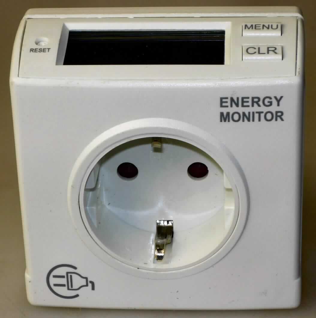 Elektrizitätszähler in Form einer Warenzusammenstellung in Aufmachung für den Einzelverkauf bestehend aus einem Zähler und einer Bedienungsanleitung in einer gemeinsamen Verkaufsverpackung. Der Elektrizitätszähler als zusammengesetzte Ware aus einem Zeitmesser und einem Multifunktionsgerät (charakterbestimmend in Bezug auf die Verwendung) besteht aus einem Gehäuse (ca. 75 x 75 x 37 mm) mit einem Schutzkontaktstecker, einer Schutzkontaktanschlussdose, einer Flüssigkristallanzeige sowie drei Bedienelementen in Form von Drucktastknöpfen. Das Gerät dient der Messung des Energieverbrauchs in kWh (kennzeichnende Haupttätigkeit), der aktuellen Leistungsaufnahme in W sowie der Anschlussdauer in min von angeschlossenen Elektrogeräten.
Die Ware wir als "Elektrizitätszähler, Einphasen-Wechselstromzähler" eingereiht.