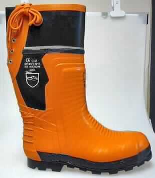 Stiefel (lt. Antrag: "Schnittschutz-Gummistiefel NAN 0935932 Kat 2174", siehe Foto)
- wasserdicht,
- mit Laufsohlen und Oberteil aus Kautschuk (nicht durch Nähen, Nieten, 
  Nageln, Schrauben, Stecken oder ähnliche Verfahren zusammengefügt),
- an der Wade mit einer Schnürung versehen,
- mit Metallschutz in der Vorderkappe

Wasserdichte Schuhe mit Laufsohlen und Oberteil aus Kautschuk, mit Metallschutz in der Vorderkappe