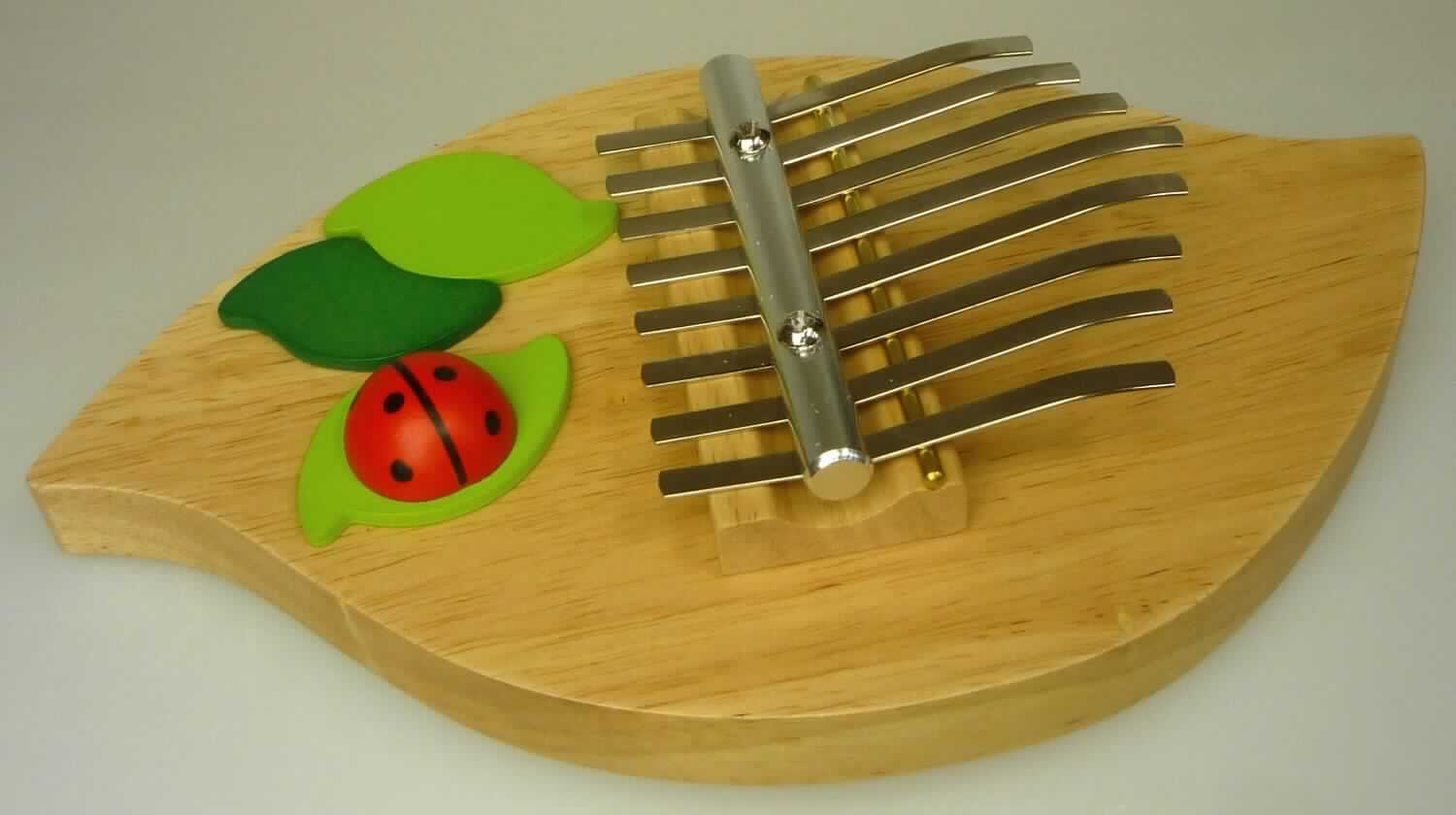 Bei der sog. Kalimba handelt es sich um ein Zupfinstrument, in Form eines Klangblockes aus Holz (Gummibaum oder Buche), ca. 20 cm x 20 cm x 1,5 cm groß (Länge x Breite x Höhe), das Blatt eines Baumes, verziert mit drei kleinen, grünen Blättern und einem Marienkäfer (Artikel-Nr. 61975), eine gelbe Sonne (Artikel-Nr. 61973) oder ein ovales Brett (Artikel-Nr. 61953) darstellend. Auf dem Holzblock, der als Resonanzkörper dient, befinden sich jeweils acht unterschiedlich klingende Metalllamellen, mit denen die Töne erzeugt werden. Das Instrument wird mit den Fingern beider Hände bespielt, wobei die Klangerzeugung durch Zupfen der Lamellen erfolgt (Zupfidiophon/Lamellophon). 

Die in einem bunt bedruckten Pappkarton verpackte Ware ist als "anderes in Kapitel 92 anderweitig nicht erfasstes Musikinstrument (keine Spieldose)" einzureihen.