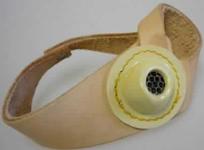 Bekleidungszubehör aus Leder, sog. Nähhand, Art.-Nr.: 266-RH, siehe Foto,
- aus verschiedenen Stoffen zusammengesetzte Ware, bestehend aus 
- Leder (augenscheinlich Narbenspaltleder von Rindern) in Form eines Schutzriemens für die 
  rechte Hand, der sich zum Daumenballen hin verbreitert, seitlich eine Schlaufe für den 
  Daumen aufweist und auf der Oberseite (Handrückenseite) mit einer Metallniete zusammen-
  gehalten wird,
- - mit einer Länge von ca. 12 cm (flachliegend, zusammengedrückt),
- Kunststoff in Form eines runden, erhöht und leicht abgeschrägt gearbeiteten, aufgenähten 
  Aufsatzes in der Höhe des Daumenballens, 
- - innen ausgefüllt mit augenscheinlich Kunststoff,
- - in der Mitte mit einem runden (Durchmesser ca. 1,2 cm), gitterartigen Einsatz aus un-
    edlem Metall,
- nach dem Umfang bestimmt das Leder den wesentlichen Charakter der aus verschiedenen
  Stoffen zusammmengesetzte Ware,
- zum Schutz bei Näharbeiten (z. B. Näharbeiten mit Leder),
- augenscheinlich nicht handgearbeitet.
