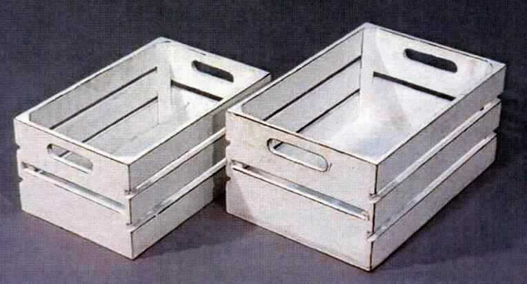 "Kiste Holz antikweiß 2teiliges Set, Art. 17291"
- Set aus zwei Kisten in rechteckiger Form (Maße: 36 x 23 x 17 cm bzw. 40 x 27 x 18,5 cm), mit Boden aus 
  Sperrholz und Seitenwänden aus Tannenholz (lt. Antragsteller), sorgfältig gearbeitet, weiß lackiert und an 
  den Rändern "antik" bearbeitet, mit integrierten Griffen auf beiden Schmalseiten,
- ohne Deckel, ohne Inneneinteilung und Einlage, 
- in einer Verkaufseinheit zu zweit in einem Karton verpackt,
- zur Dekoration und Aufbewahrung von verschiedenen Gegenständen (kein Möbel der Pos. 9403, kein 
  Verpackungsmittel der Pos. 4415).
(Abbildung siehe Anlage)

"Innenausstattungsgegenstand aus Holz, nicht aus tropischem Holz im Sinne der Zusätzlichen Anmerkung 2 zu Kap 44; sog. Holzkiste"