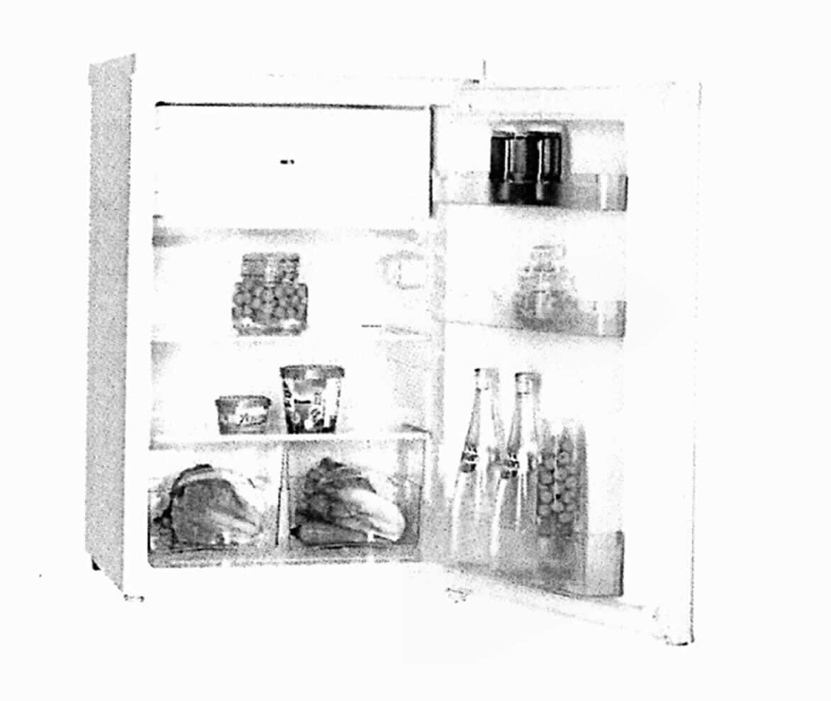 Kühlschrank mit Gefrierfach
- aus Kompressions-Kälteaggregat, Gefrierfach, drei Türeinsätzen, einem Glasboden,
  zwei Gemüsefächern und Innenbeleuchtung, in einem Schrankgehäuse (Abmessungen
  H x B x T: 85 x 55 x 58 cm) mit Fronttür (Abbildung siehe Anlage),
- mit einem Netto-Fassungsvermögen von 118 l (Kühlraum 103 l, Gefrierfach 15 l),
- zum Kühlen und Kühlhalten - kennzeichnende Haupttätigkeit - und Einfrieren von Kühl-
  bzw. Gefriergut im Haushalt.
Das Kühlen stellt die das Ganze kennzeichnende Haupttätigkeit dar.

"Kühlschrank, Haushaltskühlschrank, Kompressorkühlschrank, mit einem Inhalt von weniger als 340 l, Tischkühlschrank (Multifunktionsgerät zum Kühlen - kennzeichnende Haupttätigkeit - und Einfrieren) - Kühlschrank mit Gefrierfach"