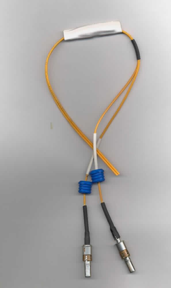 Patchkabel MM Duplex mit Linsensteckern,
bei dem Erzeugnis handelt es sich um ein Kabel aus zwei optische Fasern aus Quarzglas, die jeweils mit einer Ummantelung aus Kunststoff versehen sind, beide Lichtwellenleiter sind fest miteinander verbunden. An den Enden des Kabels sind auf jeder Seite zwei Anschlussstücke (Linsenstecker) befestigt. Kabeldurchmesser 1,8 mm (einzelne Ader), Kabellänge 750 mm.

Die Ware ist als "Kabel aus einzeln umhüllten, optischen Fasern, mit Anschlussstücken" einzureihen.

Abbildung siehe Anlage.