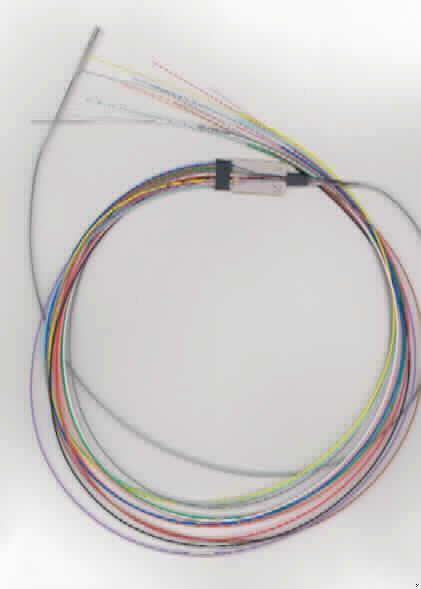 Fanout Assembly sog. LWL Aufteiladapter,
bestehend aus 12 Lichtwellenleitern mit Primärcoating, die erst mit Klebeüberzug zu einem Flachbandkabel zusammengehalten werden, dann übergehend in einzelne Fasern, die zusätzlich mit einem Sekundärcoating versehen sind. Die Ware ist im Übergang mit einem Kunststoffplättchen zur Stabilisierung versehen.

Die Ware ist als "Kabel aus einzeln umhüllten optischen Fasern, ohne Anschlussstücke" einzureihen.

Abbildung siehe Anlage.