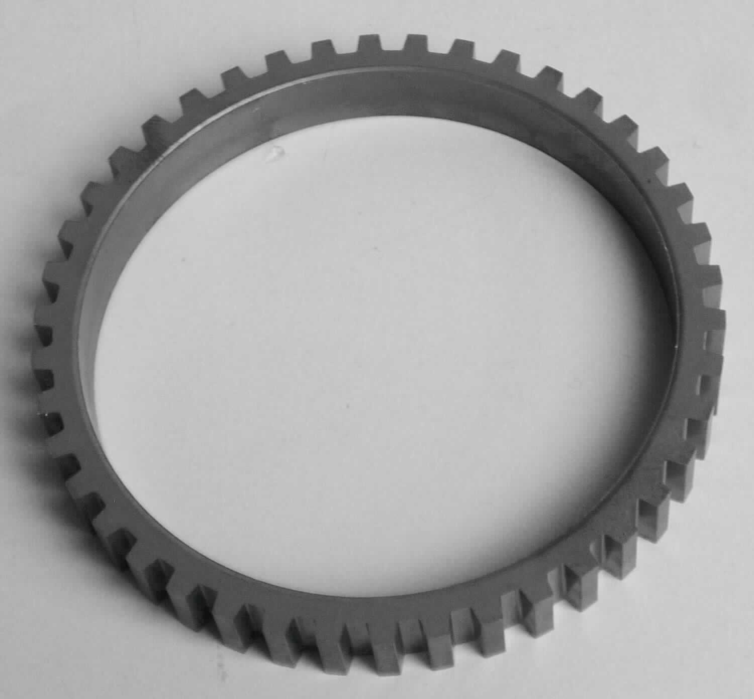 Impulsring für einen Raddrehzahlsensor in Form eines zahnradähnlichen Maschinenelementes aus unedlem Metall, welches mit einer Zahnflanke versehen ist (siehe Abbildung in der Anlage). Die Ware wird in unterschiedlichen Größen angeboten. Der Ring wird auf eine Achse oder Radnabe montiert und an einem Raddrehzahlsensor vorbeigeführt. Der ständige Wechsel von Zahn und Zahnlücke während der Radumdrehung verursacht im Drehzahlfühler (nicht Gegenstand dieser vZTA-Entscheidung) eine Änderung des Magnetfeldes, wodurch am Ausgang des Fühlers ein Rechtecksignal erzeugt wird. Die Frequenz ist von der Raddrehzahl abhängig. Sie wird vom ABS-Steuergerät (nicht Gegenstand dieser vZTA-Entscheidung) ausgewertet.
Die Ware wird als "Teil, erkennbar hauptsächlich bestimmt für ein Gerät zum Messen oder Prüfen, in Kapitel 90 anderweit weder genannt noch inbegriffen" eingereiht.