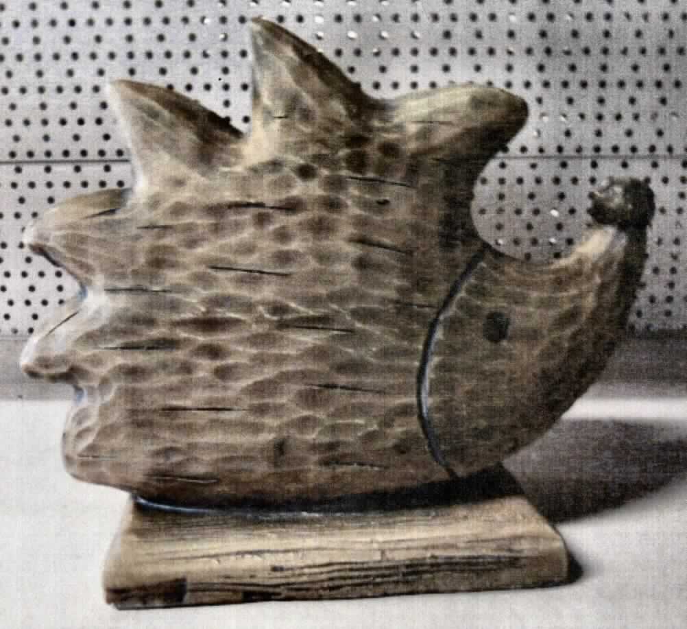 Angaben:
Warenbezeichnung: Dekoartikel Igel, Art.-Nr. 220.287-288 - Material: 80% Magnesia, 15% Fiberglas, 5% Pigment - Abmessungen: 25,5 x 10 x 21 cm.

Feststellungen:
Äußere Beschaffenheit des vorgelegten Warenmusters: ein in Brauntönen gehaltener und in Holzoptik gestalteter Igel, auf einem Sockel, aus einer grauen, mit dunkelgrauen Einschlüssen durchzogenen Masse, die vereinzelt Fasern enthält. Nach dem Ergebnis der Untersuchung besteht der Dekoartikel aus Gips.

Befund:
Zolltariflich handelt es sich bei dem Dekoartikel Igel um Waren aus Gips der Position 6809 des Zolltarifs.
