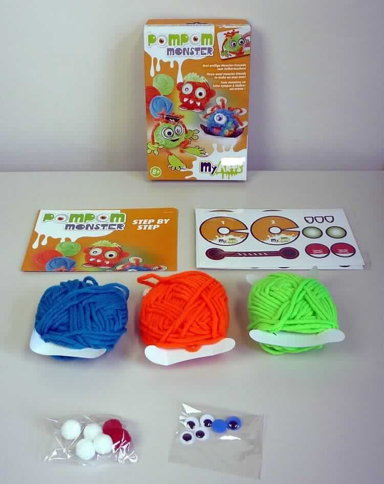 Garne, sog. My Arts Pompom Monster, Art. 30601, Foto siehe Anlage,
- Warenzusammenstellung, bestehend aus drei verschiedenfarbigen Garnen, sechs Pompons, sechs sog.
  Wackelaugen, drei vorgestanzten Bögen aus Pappe und einer Anleitung,
- gemeinsam in einem bedruckten Pappkarton für den Einzelverkauf aufgemacht und zur Befriedigung eines 
  speziellen Bedarfs zusammengestellt,
- Garne:
-- gezwirnt; mit einer S-Drehung als letzter Drehung (somit kein Nähgarn),
-- aus synthetischen Spinnfasern (lt. Antrag: Polyester),
-- auf einer Unterlage (Karte) aufgemacht, mit einem Gewicht, einschließlich der Unterlage von ca. 28 g (= Garn in 
   Aufmachung für den Einzelverkauf),
-- aufgrund des Verwendungszwecks kein Bindfaden der Position 5607,
- Pompons:
-- in zwei verschiedenen Farben vorliegend,
-- mit einem Durchmesser von ca. 2 cm,
-- aus kurzen Garnstücken aus Spinnstoffen, die in der Mitte nur an einer Stelle abgebunden sind und nach 
   allen Richtungen abstehen,
- sog. Wackelaugen:
-- rund; mit einem Durchmesser von ca. 1 cm,
-- aus Kunststoffen im Sinne der Anmerkung 1 zu Kapitel 39, 
-- mit einer weiß bzw. blau gefärbten Rückseite und einem transparenten, konvex gewölbten Oberteil (kein 
   Flächenerzeugnis) mit einer lose eingesetzten, schwarzen Pupillennachbildung,
- Bögen aus Pappe:
-- rechteckig; in den Abmessungen von 22 cm x 13 cm,
-- mit verschiedene vorgestanzten Motiven versehen,
- Anleitung:
-- gefalteter Bogen aus Papier,
-- mit Texten und Bildern bedruckt,
- die farbigen Garne sollen lt. Antrag auf die ausgestanzten Motive aus Pappe aufgewickelt und anschließend 
  mit den Pompons und "Wackelaugen" verziert werden, 
- die Herstellung des Endprodukts stellt sich lediglich als Dekorieren einer gebrauchsfertigen Ware dar, somit 
  handelt es sich nicht um eine spielerische Basteltätigkeit (keine Ware der Position 9503),
- im Hinblick auf den Umfang und den Verwendungszweck verleihen die Garne der Ware ihren wesentlichen 
  Charakter.

"Garn aus synthetischen Spinnfasern, kein Nähgarn, in Aufmachungen für den Einzelverkauf, mit einem Anteil
 an synthetischen Spinnfasern von mehr als 85 GHT"