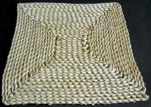 Flechtstoffmatte, sog. Teppich, in den Gesamt-Abmessungen von ca. 50 x 75 cm, bestehend aus sechs einzelnen quadratischen Matten (in den Abmessungen von jeweils ca. 25 x 25 x 1 cm) aus pflanzlichen Flechtstoffen (lt. Angabe des Antragstellers aus Maisstroh). Die einzelnen Matten sind aus parallel aneinandergefügten Geflechten aus Maisstroh gefertigt und die Geflechte sind -wie auch die Einzelmatten gemeinsam- mit quer liegenden Haltefäden aus Spinnstoff miteinander verbunden.
Die Ware ist somit als "Ware aus Flechtstoffen, in Flächenform parallel aneinander gefügt, mit dem Charakter von Fertigware, Matte aus pflanzlichen Stoffen, nicht aus Bambus oder Rattan, aus Geflechten oder ähnlichen Waren aus Flechtstoffen" in die Codenummer 4601 2910 00 0 einzureihen.