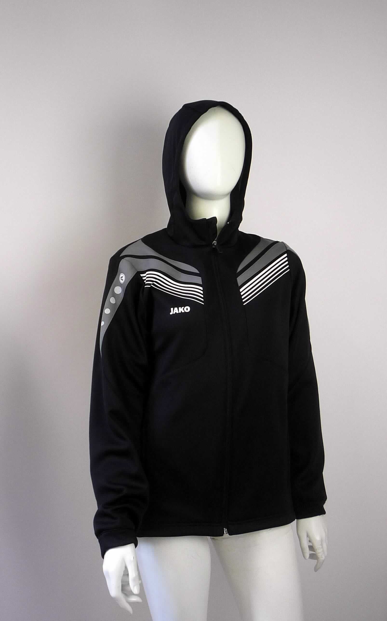 Jacke, sog. Kapuzenjacke, Art. Nr. 6840, Größe 164, Foto siehe Anlage,
- aus verschiedenen ca. 1,2 mm dicken, einfarbigen und bedruckten, einseitig (Innenseite) gerauten Gewirken aus 
  laut Antrag 100 % Polyester (synthetische Chemiefasern),
- bis etwa zum Schritt reichend (Rückenlänge: ca. 65 cm), 
- mit einer angesetzten, gefütterten Kapuze,
- vorn mit einer durchgehenden Öffnung mit einem bis an den Kapuzenrand reichenden Reißverschluss, am 
  Kapuzenrand mit einer kurzen Überlappung von rechts auf links (Mädchenkleidung),
- mit langen Ärmeln, an den Ärmelenden mit angesetzten, verengenden Bündchen,
- mit zwei eingesetzten Taschen mit Reißverschluss unterhalb der Taille,
- in Bahnen gearbeitet,
- am unteren Rand durch Umschlagen und Festnähen gesäumt.

"Jacke, aus Gewirken, für Mädchen, aus synthetischen Chemiefasern"