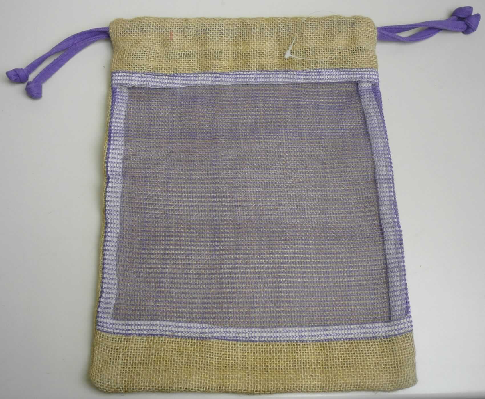 Beutel zu Verpackungszwecken, sog. Jutesäckchen mit Zugband, Foto siehe Anlage,
- rechteckig; laut Antrag in den Abmessungen: 24 cm x 33 cm,
- aus ca. 0,9 mm dicken Geweben aus laut Antrag Jute, auf einer Seite mit einem Einsatz aus kontrastfarbenen 
  Gewirken aus Monofilen aus laut Antrag Polyethylen (synthetische Monofile des Kapitels 54),
- am oberen Rand mit einem Tunnelzug zu verengen,
- durch Zusammennähen an den Längs- und einer Schmalseite konfektioniert,
- dient laut Antrag zum Verpacken von Mandarinen,
- ohne Hinweise auf schon erfolgten Gebrauch,
- wird nach Art und Beschaffenheit nicht vom Warenkreis der Position 4202 erfasst,
- insbesondere im Hinblick auf den Umfang überwiegen die Gewebe und bilden damit das für die Spinnstoff-
  ermittlung maßgebende Flächenerzeugnis.

"Beutel zu Verpackungszwecken, aus Spinnstoffen, aus Jute, anderer als in der Unterposition 6305 1010 genannte"