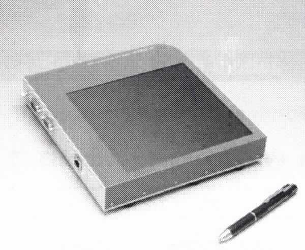 Sog. Flachbildsensor, in Form eines Röntgenflachdetektors mit einer Abbildungsfläche von 161 x 159 mm, im Wesentlichen bestehend aus einem Caesium-Jodid Szintillator, einer auf amorphem Silizium basierenden Photodiodenmatrix und einem Analog-Digital-Umsetzer in einem ca. 209 mm x 227 mm x 33,3 mm großen Gehäuse mit diversen Anschlussbuchsen.
Zur äußeren Form siehe Abbildung in der Anlage. 
Die Vorrichtung ist Bestandteil eines Dentalröntgensystems zur Erstellung von 2D oder 3D Röntgenaufnahmen des Kiefers und/ oder der Zähne und dient der Umwandlung der auftreffenden Röntgenstrahlung in elektrische Signale. 
Die Ware wird als "Teil, erkennbar hauptsächlich bestimmt für ein Röntgengerät" eingereiht.