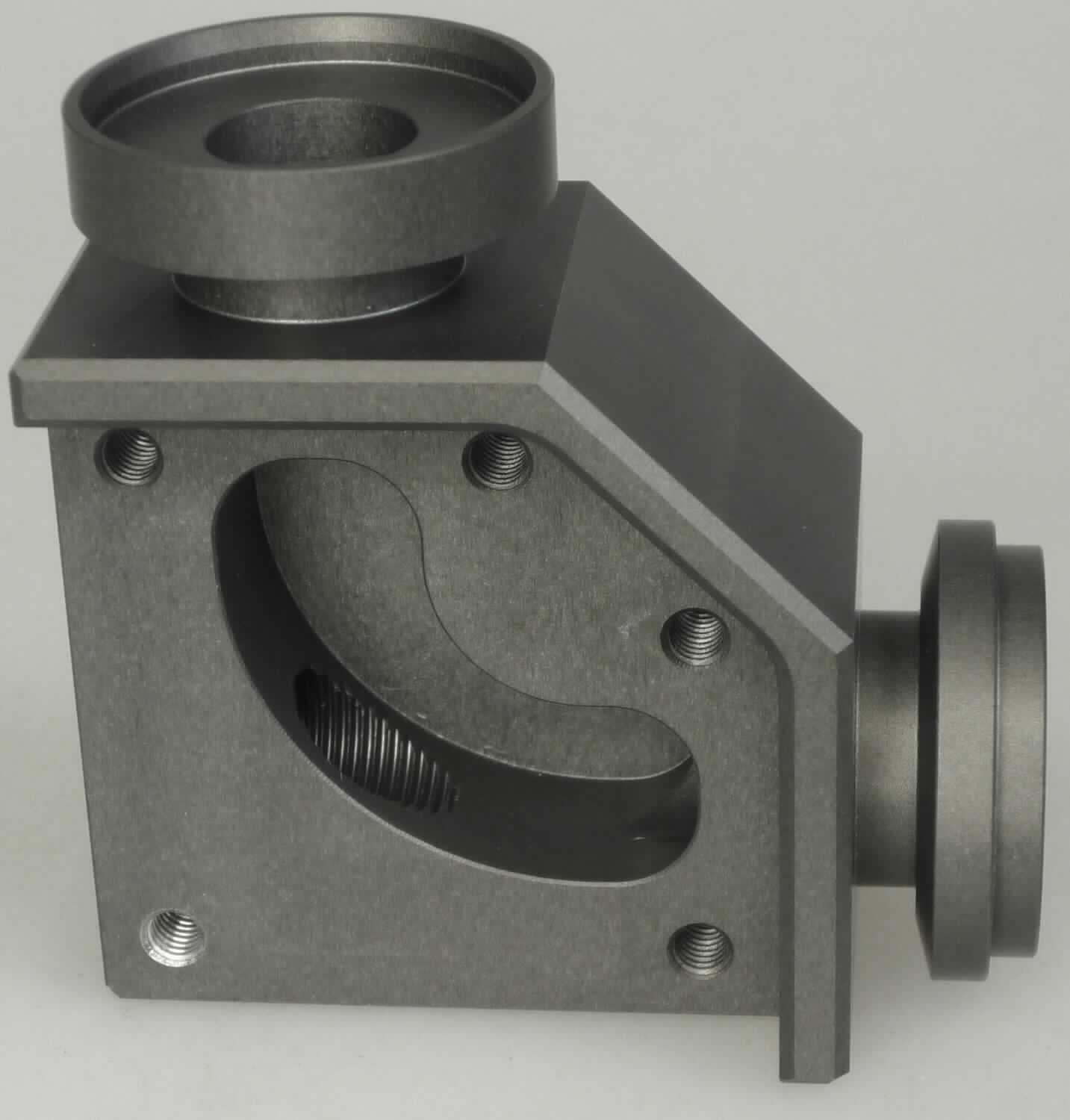 Flansch aus Aluminium

Bei der Ware handelt es sich um ein Rohrverbindungsstück aus einer Aluminiumlegierung (AlMg4,5Mn) mit Flanschen an beiden Öffnungen. Der Artikel weist ein annähernd L-förmiges Aussehen auf und leitet flüssige oder pastöse Medien im Winkel von 90 ° um. Eine Gewindebohrung zum Verschließen des Durchflusses ist vorhanden. Das Erzeugnis kann in offener Form mit abgedichtetem Deckel oder in geschlossener Form vorliegen.

Die Ware ist als Rohrverbindungsstück aus Aluminium in den TARIC-Code 7609 0000 90 einzureihen.