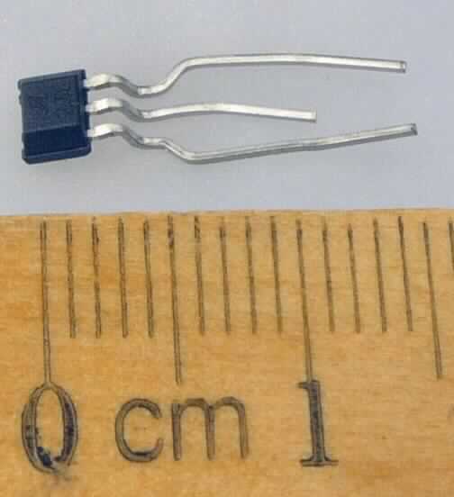 Hallsensor, 
- in Form einer monolithischen integrierten Schaltung,
- in einem SIP-Gehäuse mit drei Anschlüssen (Abbildung siehe Anlage).

"Elektronische integrierte Schaltung, kein Prozessor und Steuer- und Kontrollschaltung, kein Speicher oder Verstärker, Hallsensor in Form einer monolithischen integrierten Schaltung"