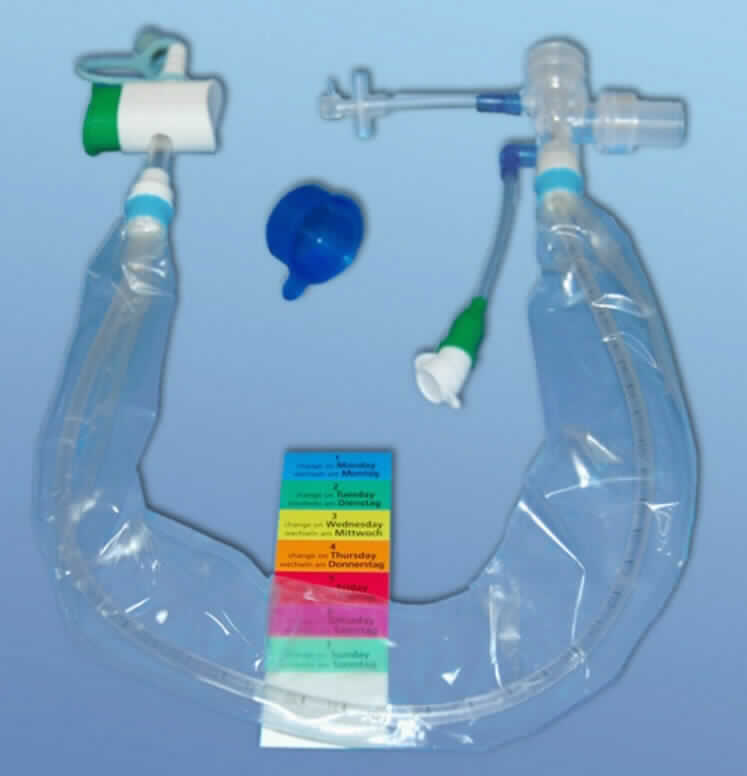 Sog. geschlossenes endotracheales Absaugsystem, in verschiedenen Größen und Längen, bestehend aus einem Anschlussstück (sog. Ellbogenstück) aus Kunststoff mit einem Anschluss für einen Endotracheal- oder Tracheostomietubus mit separater blauer Verschlusskappe und einem drehbaren Anschluss (Drehkonnektor) für einen Beamtmungsschlauch (sämtlich nicht Gegenstand dieser vZTA-Entscheidung), mit einem Zugang für die Spülflüssigkeit (Spülport) und einem weiteren Zugang (sog. Dosieraerosoladapter) jeweils mit fest verbundener Verschlusskappe. Durch das Anschlussstück verläuft beweglich ein vorn offener Absaugkatheter mit Skalierung, atraumatischer Spitze und seitlich davon mit zwei Öffnungen (sog. Augen), welcher sich steril in einer transparenten Hülle aus Kunststofffolie befindet. 
Am anderen Ende des Absaugkatheters befindet sich ein Anschlussstück mit einem Stufenkonnektor mit Verschlusskappe, an welchen ein Absaugverbindungsschlauch als Verbindung zur Absauganlage (ebenfalls nicht Gegenstand dieser vZTA-Entscheidung) angeschlossen wird. Zudem verfügt dieses Anschlussstück über ein Absaugkontrollventil, ein Sekretsichtglas und ein sog. dreifach-Swivel.
Äußere Form: siehe Abbildungen in der Anlage.
Die Ware, welche zwischen Endotrachealtubus bzw. Trachealkanüle und dem Beatmungsgerät eingesetzt wird, dient im Rahmen der Langzeitbeatmung (Liegedauer 2 Tage) dazu, die Lungen von mehrtägig intubierten Patienten von Sekret zu befreien, den Tubus zu reinigen und dabei das Beatmungssystem und den PEEP (Positive EndExpiratory Pressure) intakt zu halten.
Dazu wird die Ware an den Tubus angeschlossen, der innenliegende Katheter eingeführt und über den entsprechenden Zugang bei Bedarf eine Spüllösung zugeführt. Gleichzeitig wird mit Hilfe des Saugkontrollventils Sekret bzw. die eingeführte Spüllösung wieder abgesaugt. 

Es handelt sich nicht um ein Teil eines Absaug- bzw. Beatmungssystems, sondern um ein Zubehör eines Beatmungsgerätes, welches den Anwendungsbereich der Hauptware (Beatmungsapparat) insofern erweitert, als das die Absaugung und die Spülung ohne Beatmungsunterbrechung erfolgen kann.

Die Ware, welcher ein Sticker mit Tagesangabe zur Erleichterung eines rechtzeitigen Wechsels sowie eine Gebrauchsanweisung beiliegen (De-minimis-Regel), ist steril in einer Kunststoff-/Papiertüte verpackt.

Sie wird als "Zubehör, erkennbar hauptsächlich für ein Beatmungsgerät bestimmt" eingereiht.