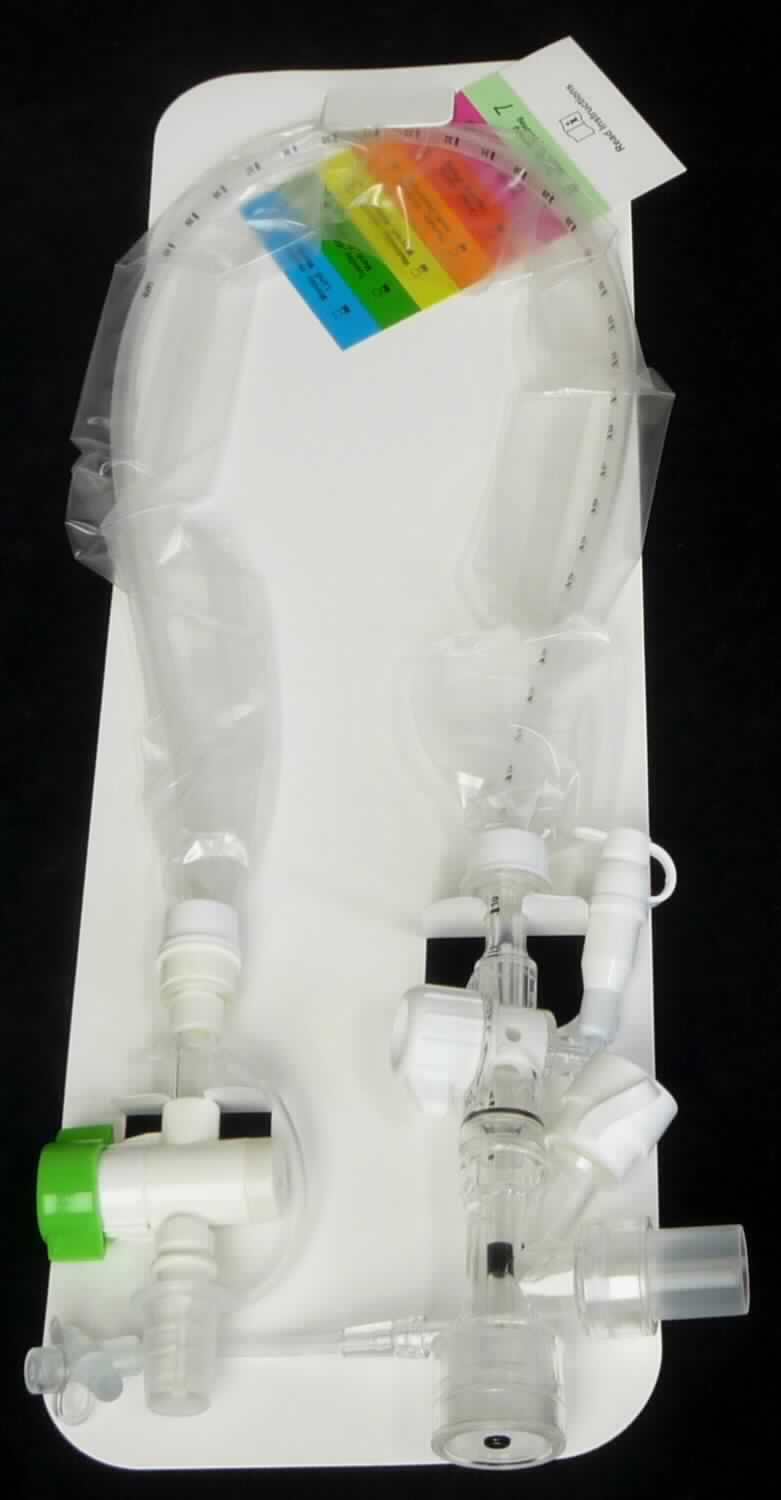 Sog. geschlossenes endotracheales Absaugsystem, in verschiedenen Größen und Längen, bestehend aus einem Anschlussstück (sog. Ellbogenstück) aus Kunststoff mit einem Anschluss für einen Endotracheal- oder Tracheostomietubus und einem drehbaren Anschluss (Drehkonnektor) für einen Beamtmungsschlauch (sämtlich nicht Gegenstand dieser vZTA-Entscheidung), mit einem Zugang für die Spülflüssigkeit (Spülport), einem weiteren Zugang (sog. Dosieraerosoladapter) jeweils mit fest verbundener Verschlusskappe sowie mit verschließbarer Spülkammer. Durch das Anschlussstück verläuft beweglich ein vorn offener Absaugkatheter mit Skalierung, atraumatisch abgerundeter Spitze und seitlich davon mit zwei Augen, welcher sich steril in einer transparenten Hülle aus Kunststofffolie befindet. 
Am anderen Ende des Absaugkatheters befindet sich ein Anschlussstück mit einem Stufenkonnektor mit Verschlusskappe, an welchen ein Absaugverbindungsschlauch als Verbindung zur Absauganlage (ebenfalls nicht Gegenstand dieser vZTA-Entscheidung) angeschlossen wird. Zudem verfügt dieses Anschlussstück über ein Absaugkontrollventil, ein Sekretsichtglas und ein sog. dreifach-Swivel.
Äußere Form: siehe Abbildung in der Anlage.
Die Ware, welche zwischen Endotrachealtubus bzw. Trachealkanüle und dem Beatmungsgerät eingesetzt wird, dient im Rahmen der Langzeitbeatmung (Liegedauer 7 Tage) dazu, die Lungen von mehrtägig intubierten Patienten von Sekret zu befreien, den Tubus zu reinigen und dabei das Beatmungssystem und den PEEP (Positive EndExpiratory Pressure) intakt zu halten.
Dazu wird die Ware an den Tubus angeschlossen, der innenliegende Katheter eingeführt und über den entsprechenden Zugang bei Bedarf eine Spüllösung zugeführt. Gleichzeitig wird mit Hilfe des Saugkontrollventils Sekret bzw. die eingeführte Spüllösung wieder abgesaugt. 

Es handelt sich nicht um ein Teil eines Absaug- bzw. Beatmungssystems, sondern um ein Zubehör eines Beatmungsgerätes, welches den Anwendungsbereich der Hauptware (Beatmungsapparat) insofern erweitert, als das die Absaugung und die Spülung ohne Beatmungsunterbrechung erfolgen kann.

Die Ware, welcher ein Sticker mit Tagesangabe zur Erleichterung eines rechtzeitigen Wechsels sowie eine Gebrauchsanweisung beiliegen (De-minimis-Regel), ist steril in einer Kunststoff-/Papiertüte verpackt.

Sie wird als "Zubehör, erkennbar hauptsächlich für ein Beatmungsgerät bestimmt" eingereiht.