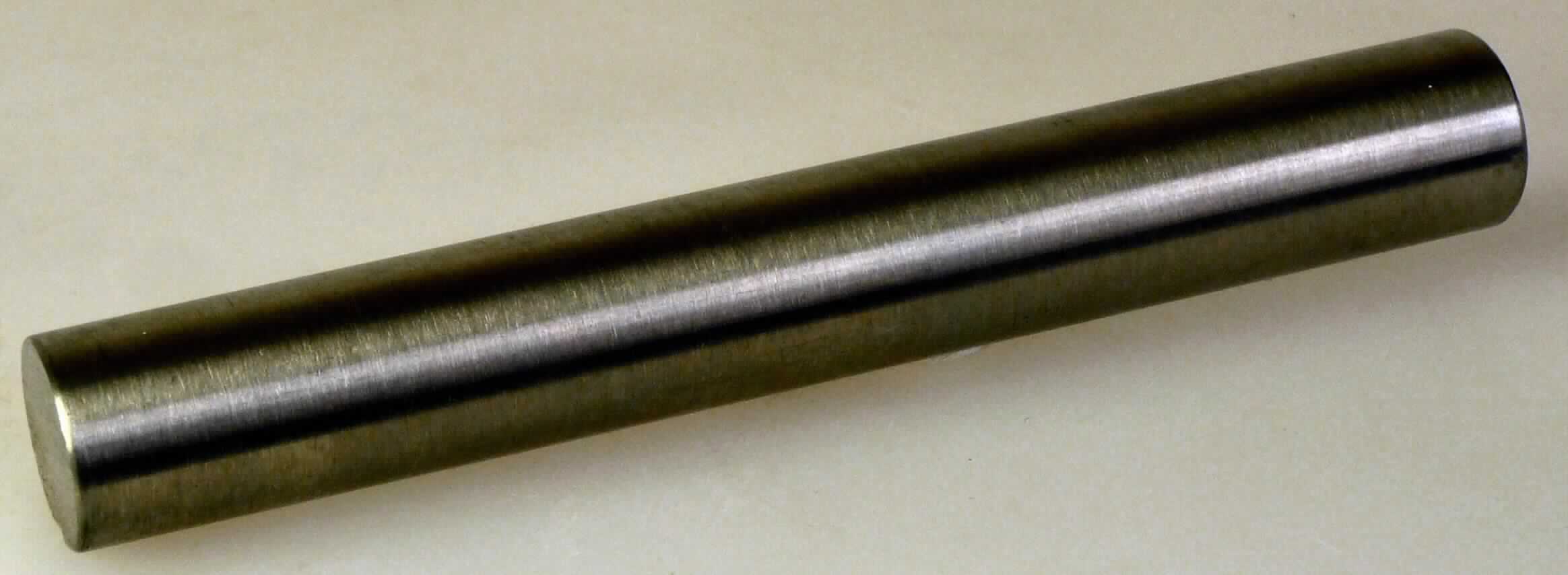 Stabstahl

Bei der Ware handelt es sich um einen metallisch glänzenden Stab mit rundem Querschnitt (Durchmesser 14 mm) aus nicht rostendem Stahl (V2A, AISI 304). Der Stab ist gewalzt, geschliffen und zusätzlich matt gebürstet. 
Er wird in Längen von 5000 mm geliefert und zum Bau von Geländern verwendet.

Die Ware ist als anderer Stabstahl, aus nicht rostendem Stahl, mehr als nur kalthergestellt oder kaltfertiggestellt, zum TARIC-Code 7222 30 97 90.