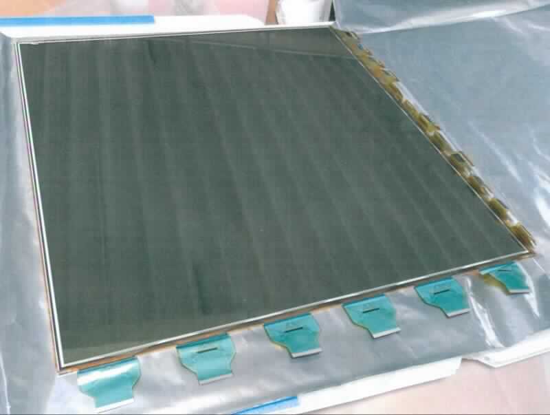 Sog. Bauteil für einen digitalen Flachdetektor, im Wesentlichen bestehend aus einem viereckigen Flachgehäuse (Panel), Maße: 46 L x 46 W x 1,5 T, in cm; 4,1 kg, mit einer Klarglasdecke, einer Matrix aus Dünnfilmtransistoren und amorphem Silizium, einer darauf aufgedampften Szintillatorschicht aus Cäsiumjodid und einer Reflektorschicht aus Aluminium. Das Panel wird in eine Röntgenanlage eingesetzt und dient der Umwandlung der auftreffenden Röntgenstrahlung in sichtbares Licht und anschließend in ein elektronisches Rohbild.
Zur äußeren Form siehe Abbildung in Anlage.
Die Ware wird als "Teil erkennbar hauptsächlich für Röntgenapparate und -geräte bestimmt" eingereiht.
