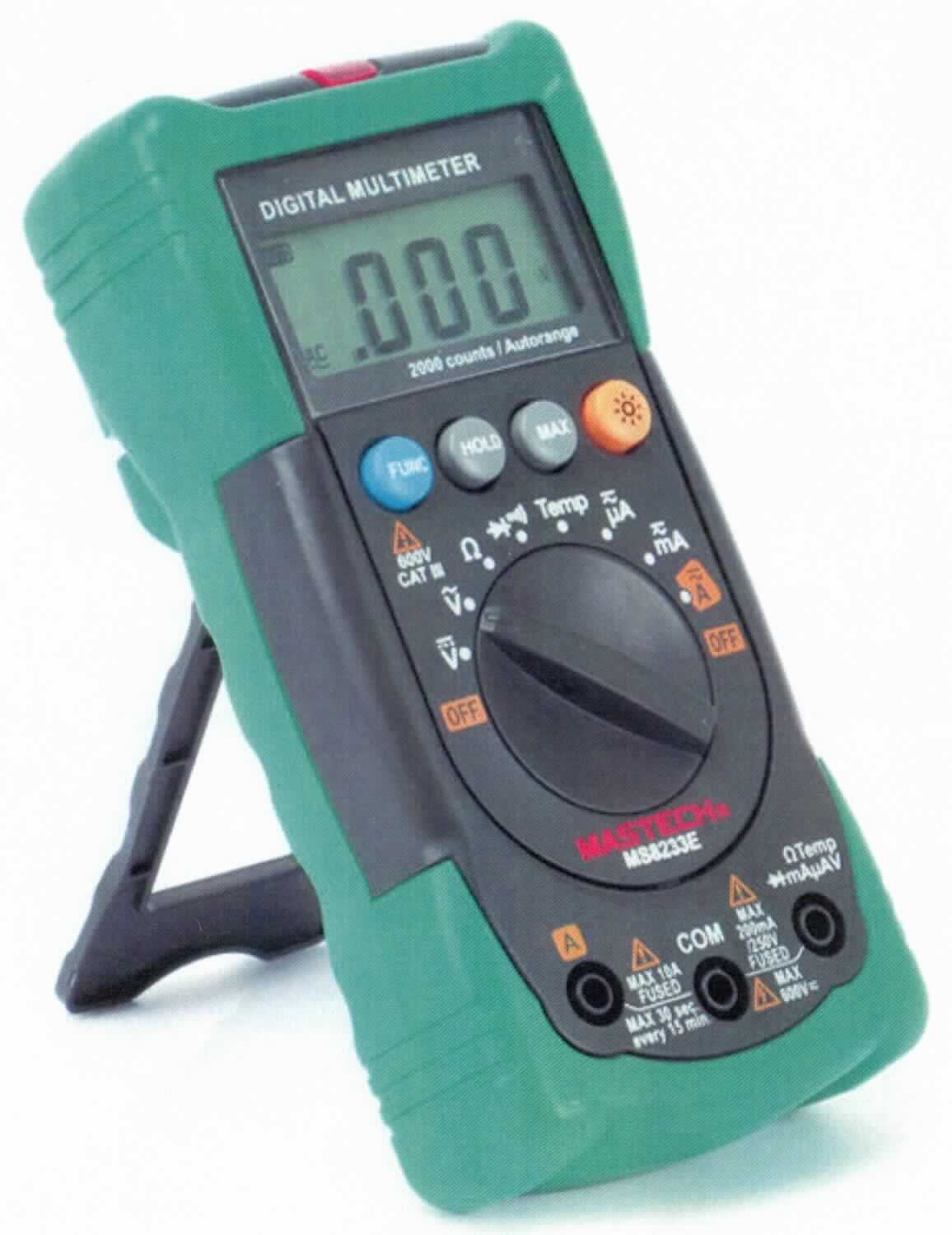 Sog. Multifunktionsmessgerät MASTECH MS8233E-CE-15 in Form einer Warenzusammenstellung in Aufmachung für den Einzelverkauf, im Wesentlichen bestehend aus einem in Bezug auf die Verwendung charakterbestimmenden Multimeter, zwei Messleitungen, einem Temperaturfühler, einer 9V-Batterie sowie einer Bedienungsanleitung in einer gemeinsamen Verpackung. Das Messgerät setzt sich im Wesentlichen aus einem ca. 73 x 145 x 45 mm (B x H x T) großen Gehäuse mit einem Drehschalter zur Auswahl des Messbereichs, vier Bedienelementen in Form von Drucktastknöpfen, einer Flüssigkristallanzeige, einem Batteriefach, einem Momentanwert- (HOLD-Funktion) und Maximalwertspeicher, einem berührungslosen Spannungsdetektor, einer roten Anzeige-LED sowie Anschlüssen für die Messleitungen und den Temperaturfühler zusammen.
Das Gerät dient dem Messen verschiedener elektrischer Größen (kennzeichnende Haupttätigkeit) wie Gleich-/Wechselspannung, Gleich-/Wechselstrom, Widerstand, der Durchführung von Diodentests, Durchgangsprüfung und der Messung der Temperatur.

äußere Form: siehe Abbildung in der Anlage

Die Ware wird als "Gerät zum Messen oder Prüfen elektrischer Größen (Spannung, Stromstärke, Widerstand), nicht von den Unterpositionen (HS) 9030 10 bis 9030 20 erfasst, Multimeter, mit Registriervorrichtung" eingereiht.