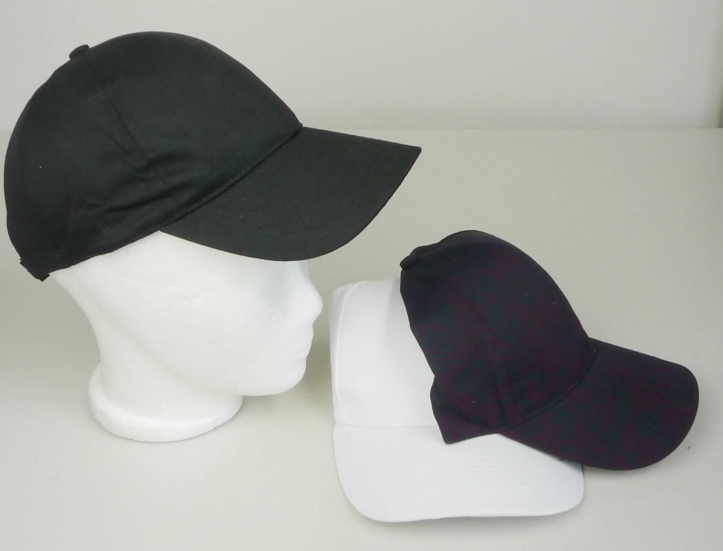 Kopfbedeckung (Mütze), sog. Baseballkappe, Foto siehe Anlage,
- in drei unterschiedlichen Farben (weiß, blau bzw. schwarz) und in 1er bzw. 2er-Verpackungen,
- durch Zusammennähen von Stücken aus Geweben aus Spinnstoffen (laut Antrag aus Polyester und
  Baumwolle) hergestellt,
- mit einem Knopf an der Stelle, an der die Nähte zusammenlaufen, 
- mit einem mit Kunststoff verstärktem Schirm,
- im hinteren Teil mit einem Klettriegel zum Einstellen der Weite,
- innen mit einem Schweißband ausgestattet.

"Kopfbedeckung, aus mehreren Stücken von Spinnstofferzeugnissen hergestellt, Mütze mit Schirm"