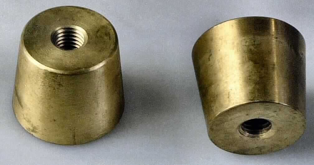 Es handelt sich um aus einer Kupferlegierung mit gewichtsmäßig vorherrschendem Kupfergehalt (Messing) gefertigte, kegelstumpfförmige Erzeugnisse mit einem maximalen Durchmesser von 33,76 mm und einer Länge von 28 mm. Die Waren weisen über die gesamte Länge ein metrisches Innengewinde (M10) auf. Die Erzeugnisse werden bei der Montage von Handlaufstützen (nicht Gegenstand der vZTA) verwendet und hierzu in einen rohrförmigen Handlauf geschoben und mit einer Schraube (nicht Gegenstand der vZTA) an der Stütze angebracht.
- Antragstellerangaben -

Abbildung siehe Anlage.

Derartige Erzeugnisse gehören als "Muttern aus Kupfer, mit Gewinde" zum TARIC-Code 7415 3300 00.