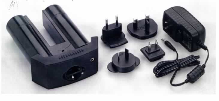 Akku-Einheit,
- aus einem Akku-Pack mit vier Nickel-Metall-Hydrid Akkumulatoren und Ladeelektronik, in einem u-förmigen 
  Gehäuse,
- in einem gemeinsamen Karton für den Einzelverkauf mit einem Steckernetzteil (Stromrichter) und vier 
  Netzadaptern (Länderstecker),
- als Zubehör für einen Multifunktionslinienlaser.
Der Akkumulator bestimmt den Charakter der Ware.

"Nickelhydrid-Akkumulator als Akku-Pack (in Warenzusammenstellung mit nicht charakterbestimmendem Steckernetzteil und Steckern)"