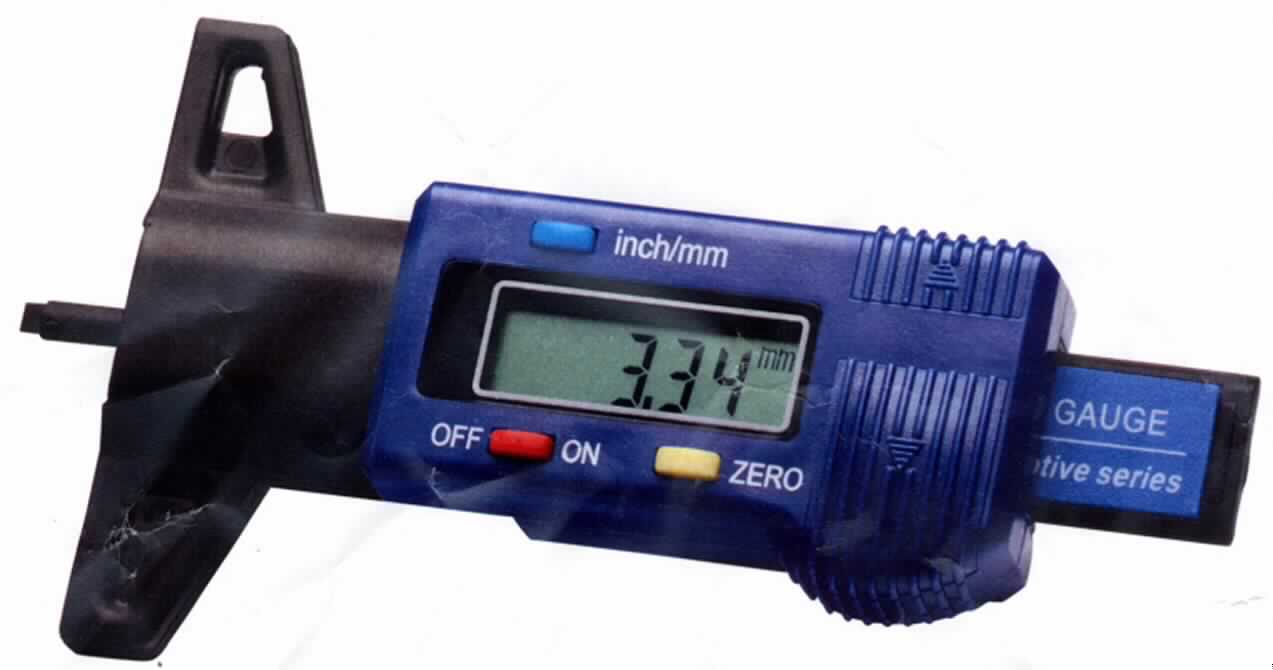 Reifenprofilmessgerät, im Wesentlichen aus einem blau- schwarzen Kunststoffgehäuse mit drei farbigen Tasten, einem LC- Display, einer Knopfzellenbatterie und einer Messstange bestehend (äußere Form: siehe Abbildung in der Anlage).

Das Gerät dient der Messung der Profiltiefe von Autoreifen. Die Messstange wird dazu an den Profilgrund gedrückt und dessen Tiefe auf dem Display in mm oder inch angezeigt.

Die Ware wird als "Längenmessgerät für den Handgebrauch, in Kapitel 90 anderweit weder genannt noch inbegriffen, kein Gerät der Unterpositionen (HS) 9017 10 bis 9017 30, kein Maßstab, Maßband oder Lineal" eingereiht.