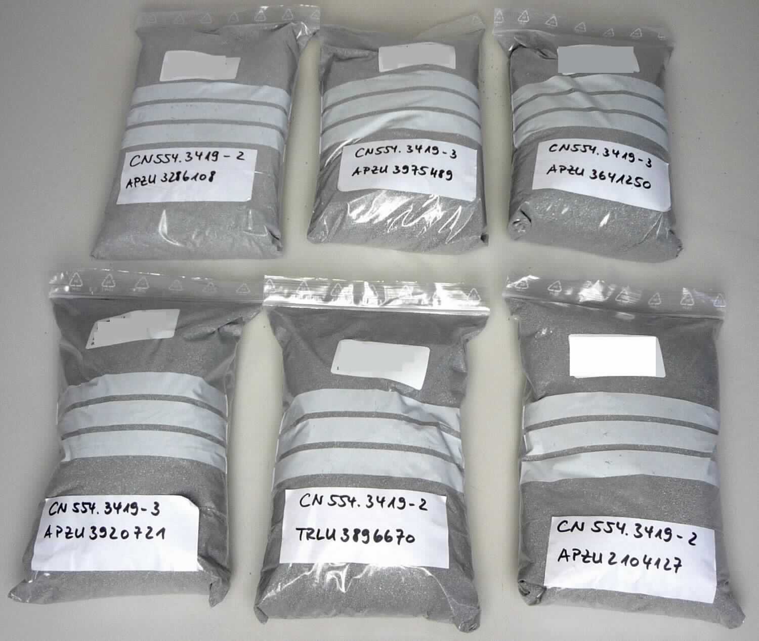 Magnesiumpulver

Bei der Ware handelt es sich um ein metallisches Pulver mit einer Körnung von 0,2 - 0,8 mm und geringem Spießkornanteil. Das Pulver besteht zu 98,0 % aus Magnesium (mit einer Reinheit von 99,9 %). Zusätzlich ist das Pulver mit 1,8 % Calciumoxid (CaO) und 0,2 % Silicon-Öl ummantelt.
Das Pulver wird als Entschwefelungsmittel in der Stahlindustrie verwendet.

Die Ware ist als Magnesiumpulver mit einer Partikelgröße von 0,2 mm oder mehr, jedoch nicht mehr als 0,8 mm,  mit einer Reinheit von 98 GHT oder mehr, jedoch nicht mehr als 99,5 GHT, in den TARIC-Code 8104 3000 20 einzureihen.