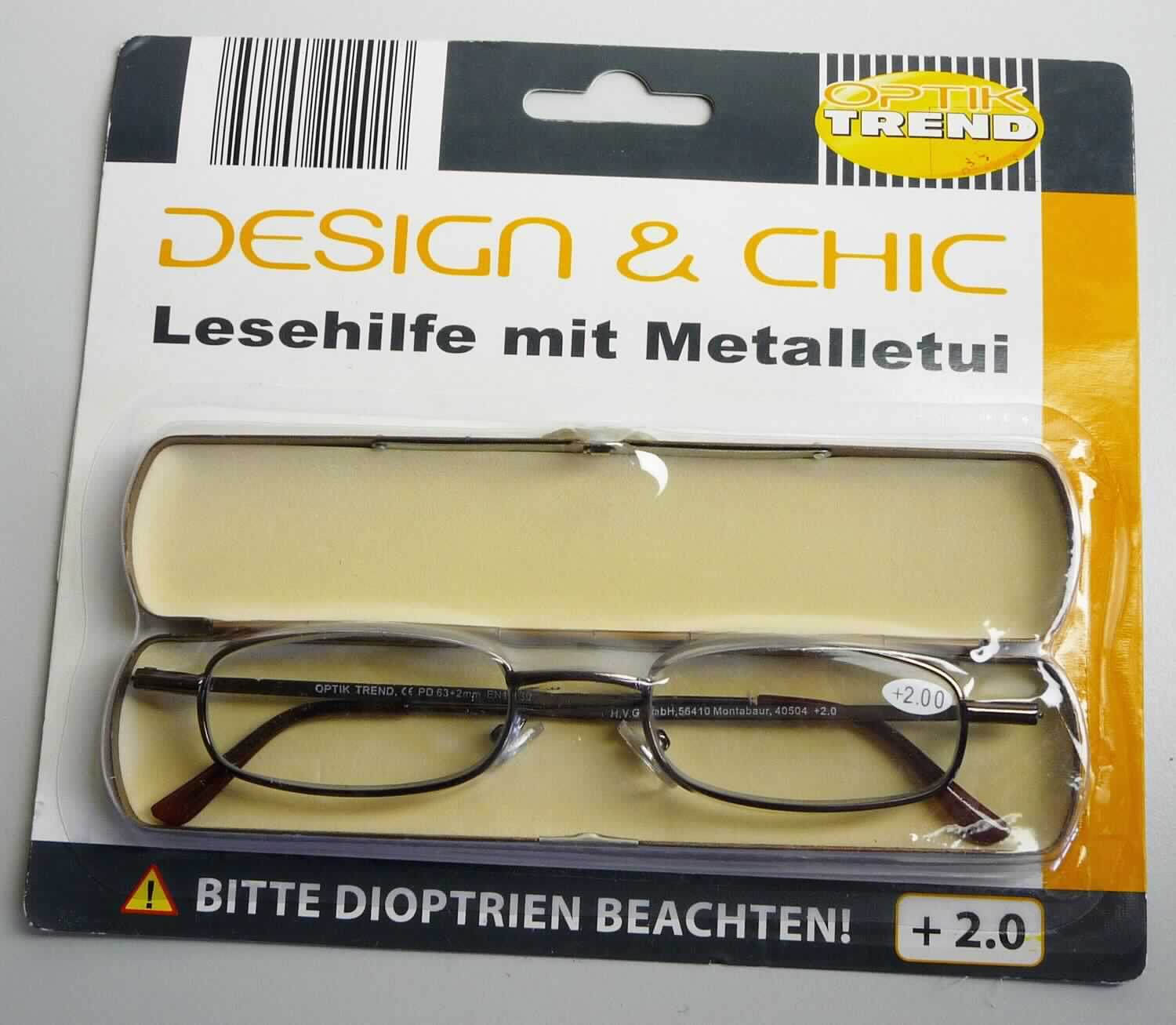 Sog. Lesebrille Metall mit verschiedenen Dioptrien mit Metall Etui, im Wesentlichen bestehend aus einer Brillenfassung (Gestell aus Kupfer, Bügel aus Edelstahl, Bügelenden aus Kunststoff lt. Antragsteller) und Brillengläsern aus Kunststoff (AC). Diese sind optisch bearbeitet und dienen zur Korrektur einer Weitsichtigkeit, mit positiven Dioptrienwerten (von +1,0 bis +3,0).
Die Lesebrille ist in unterschiedlichen Farben erhältlich und in einem zur Aufnahme der Brille passend hergerichteten und zur dauerhaften Aufbewahrung geeigneten Etui aus Metall (Maße: ca. 2,8 x 2x 14,0 cm) verpackt, das sich wiederum in einer Blisterverpackung befindet.

Äußere Form: siehe Abbildung in der Anlage

Die Ware wird als "Brille (Korrektionsbrille), andere als Sonnenbrille, mit Brillengläsern aus Kunststoffen" eingereiht.