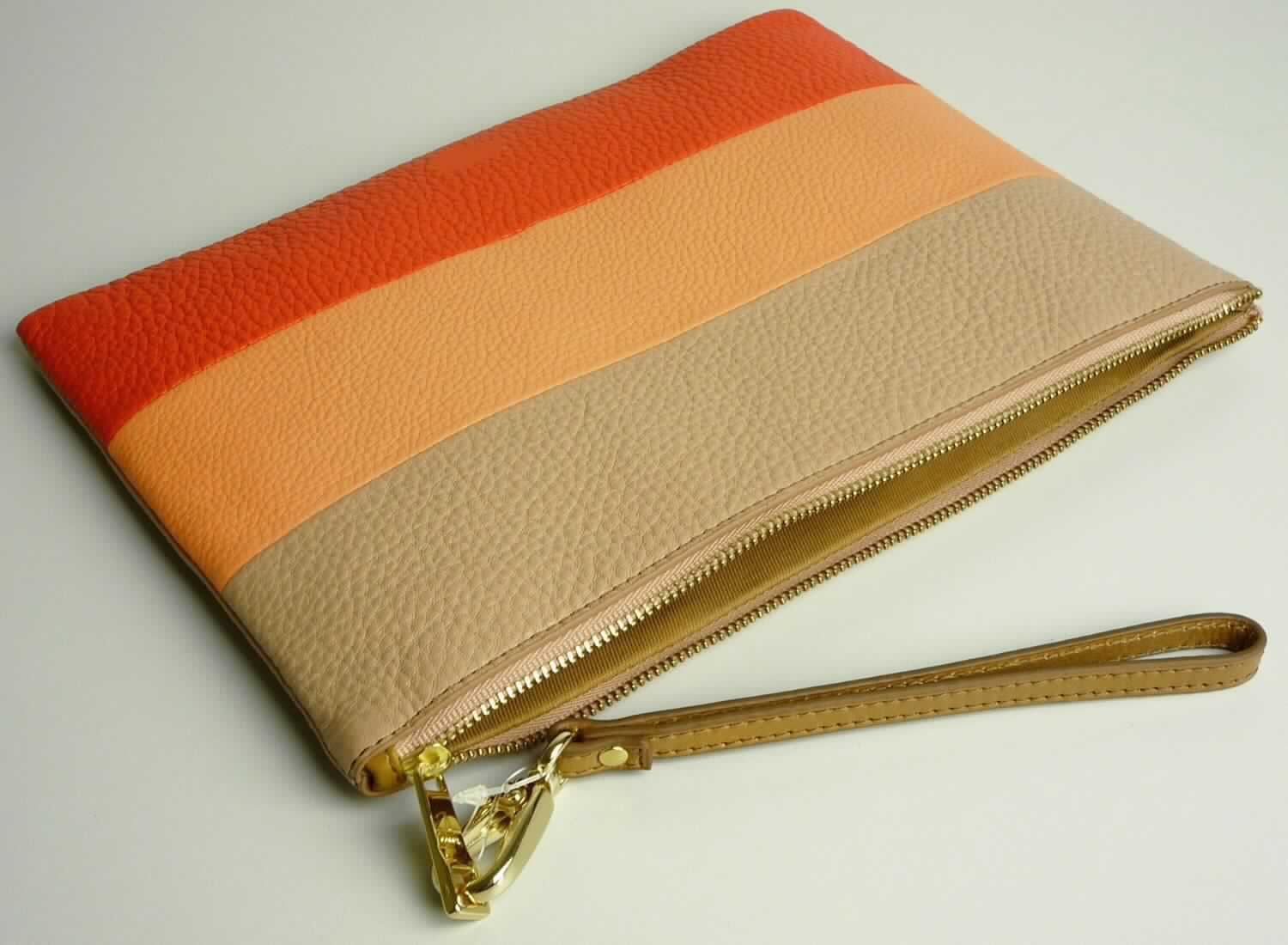 Ähnliches Behältnis, sog. Behältnis "Large Wristlet", Foto siehe Anlage, 
- mit einer Außenseite aus Leder, 
- mit einem entlang des oberen Randes verlaufenden Reißverschluss zu öffnen, 
- gefüttert; mit sechs, an einer Innenseite aufgenähten Einsteckfächern im Kreditkartenformat ausgestattet, 
- mit einer Handtrageschlaufe, die mittels Karabinerhaken an dem Reißverschluss angebracht ist,
- mit den Abmessungen (flachliegend) von ca. 25 cm (Breite) x 18 cm (Höhe),
- ohne Hinweise auf Handarbeit.

"Ähnliches Behältnis, anderes als in den Unterpositionen 4202 1110 bis 4202 3900 genannte, mit Außenseite 
 aus Leder, anderes als in der Unterposition 4202 9110 genannte, nicht handgearbeitet"