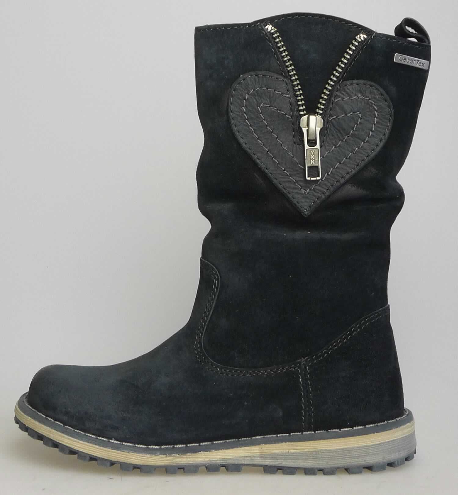 Freizeitstiefel (lt. Antrag: "Kinderschuh, Art. Nr. 17 251 73", Foto siehe Anlage)
- mit Laufsohlen aus (lt. Antrag) Kautschuk; ohne Hauptsohle aus Holz,
- mit Oberteil aus Leder,
- mit dickem, wärmendem Innenfutter,
- seitlich mit Reißverschluss,
- seitlich mit Zierbesatz und Zierreißverschluss,
- ohne Metallschutz in der Vorderkappe,
- den Knöchel und die Wade bedeckend (über die dickste Stelle der Wade hinausreichend;
  Schafthöhe: ca. 19 cm bei Schuhgröße 28),
- mit einer Länge der Innensohle von weniger als 24 cm

"Schuhe mit Laufsohlen aus Kautschuk und Oberteil aus Leder, andere als in den UPos.
 6403 1200 bis 6403 9118 genannt, mit einer Länge der Innensohle von weniger als 24 cm"