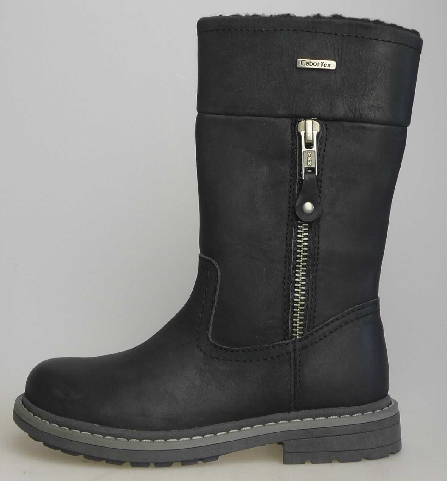 Freizeitstiefel (lt. Antrag: "Kinderschuh, Art.-Nr.: 17 262 71", Foto siehe Anlage)
- mit Laufsohlen aus (lt. Antrag) Kautschuk; ohne Hauptsohle aus Holz,
- mit Oberteil aus Leder,
- mit dickem, wärmendem Innenfutter,
- seitlich mit Reißverschluss und Zierreißverschluss,
- ohne Metallschutz in der Vorderkappe,
- den Knöchel und die Wade bedeckend (über die dickste Stelle der Wade hinausreichend;
  Schafthöhe: ca. 19 cm bei Schuhgröße 28),
- mit einer Länge der Innensohle von weniger als 24 cm

"Schuhe mit Laufsohlen aus Kautschuk und Oberteil aus Leder, andere als in den UPos.
 6403 1200 bis 6403 9118 genannt, mit einer Länge der Innensohle von weniger als 24 cm"