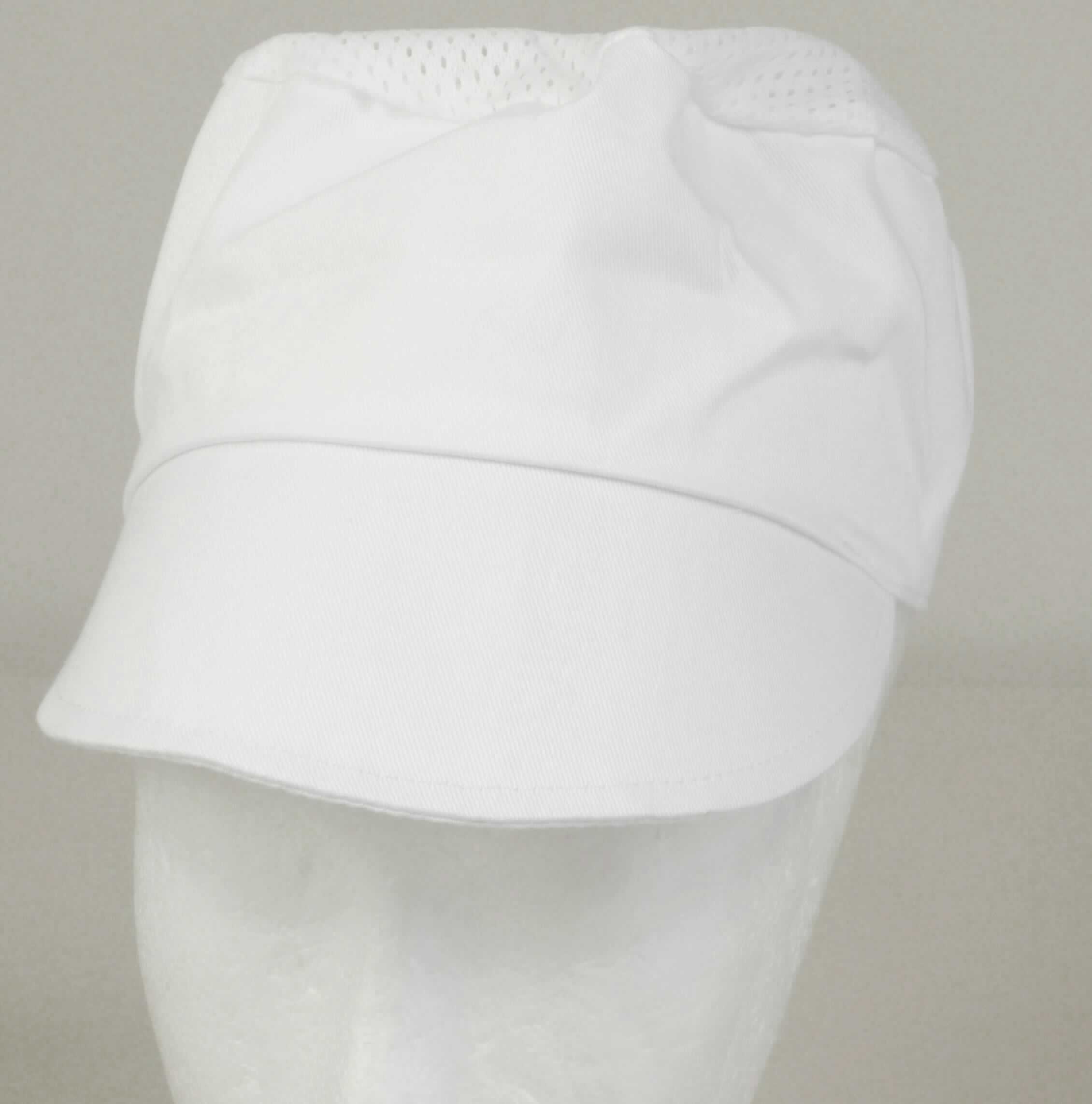 Kopfbedeckung, sog. Mütze Stoff, weiß, Abbildung siehe Anlage, 
- aus mehreren Stücken aus Geweben und Gewirken aus Spinnstoffen (lt. Antrag Mischung aus 
  Polyester und Baumwolle) hergestellt, 
- am Hinterkopf mit einem eingenähten, elastischen Band, 
- mit einem Schirm (aus Gewebe), 
- zur Verwendung als Schutzhaube zum Bedecken des gesamten Haares.

"Kopfbedeckung, aus mehreren Stücken von Spinnstofferzeugnissen hergestellt, Mütze und dergleichen, 
 mit Schirm"