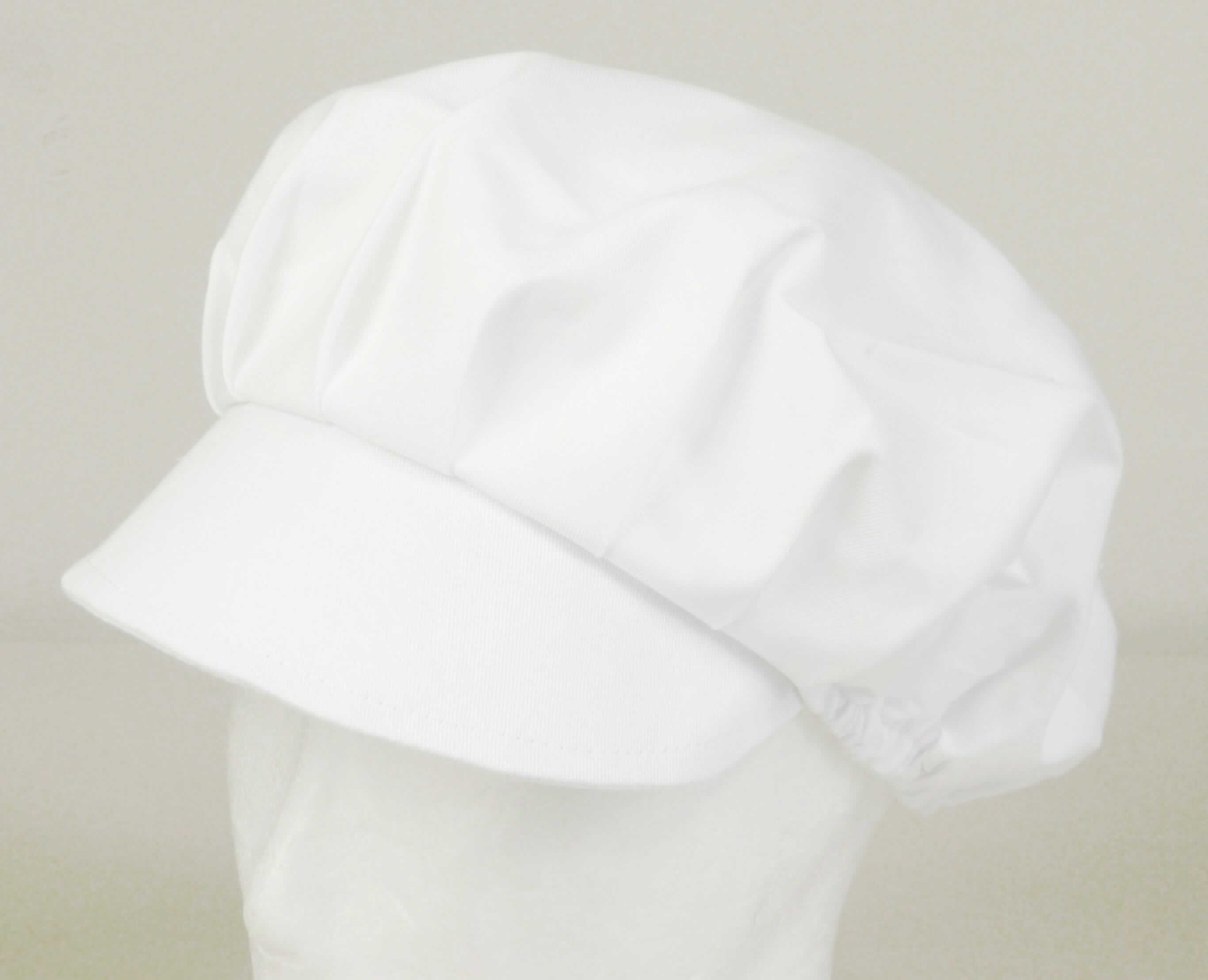 Kopfbedeckung (Mütze), Foto siehe Anlage,
- aus einem runden Zuschnitt aus Gewebe aus Spinnstoffen (laut Antrag Polyester und Baumwolle),
- im hinteren Teil elastische verengt; vorn in Falten gelegt,
- mit einem angenähten Schirm. 

"Kopfbedeckung, aus mehreren Stücken von Spinnstofferzeugnissen hergestellt, Mütze mit Schirm"