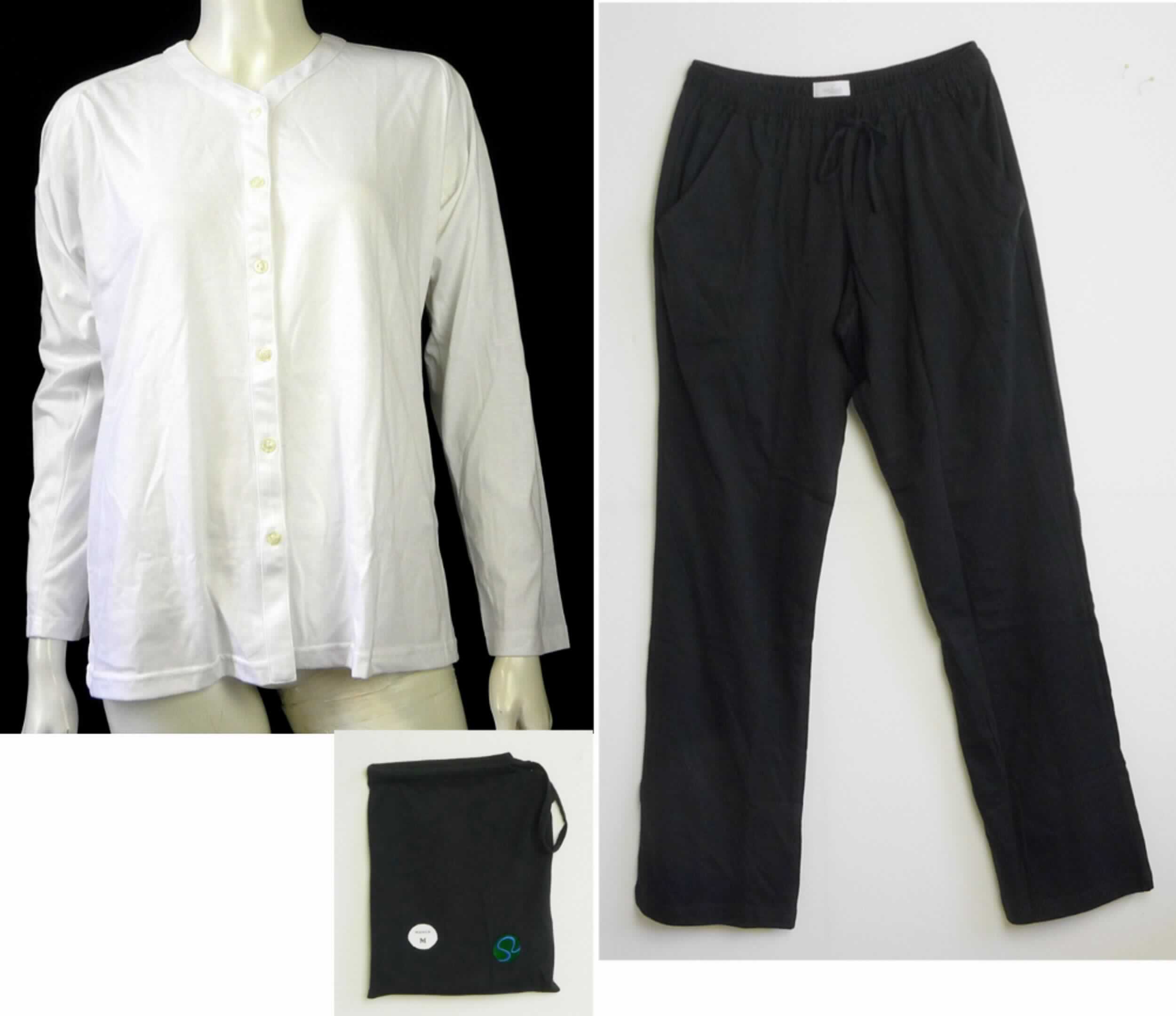 Hemdbluse und lange Hose, sog. Freizeitanzug, EC-AIR Women, Größe M, Foto siehe Anlage,
- in einem Beutel aus Gewirken aus Spinnstoffen [übliche Verpackung im Sinne der AV 5 b)] verpackt,
- keine Kombination, da nicht aus ein und demselben Flächenerzeugnis hergestellt, 
- Hemdbluse:
-- aus ca. 0,5 mm dicken, einfarbigen (weiß) Gewirken aus laut Antrag 60 % Baumwolle und 40 % Polyester 
   (synthetische Chemiefasern); mit mehr als 10 Maschen je linearen Zentimeter in jeder Richtung,
-- über die Taille reichend (Rückenlänge: ca. 65 cm),
-- mit einem runden Ausschnitt,
-- vorn mit einer durchgehenden Öffnung mit Knopfverschluss von rechts über links (Frauenkleidung),
-- mit langen Ärmeln,
-- am unteren Rand und an den Ärmelenden durch Umschlagen und Festnähen gesäumt,
-- den Hemden für Männer entsprechend zugeschnitten.

"Hemdbluse, aus Gewirken, für Frauen, aus Baumwolle"