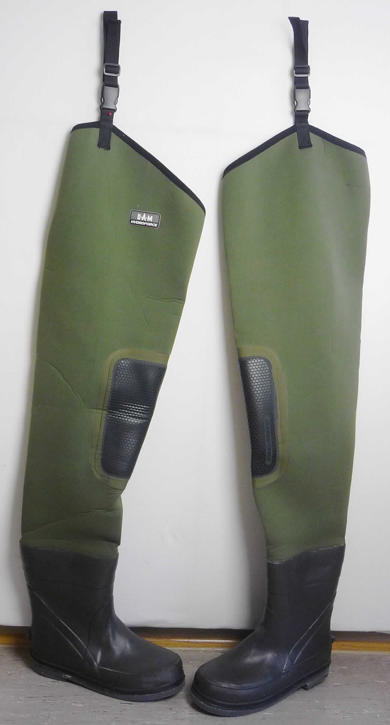 Stiefel (lt. Antrag: "Watstiefel, Artikel-Nr. 8708, Verwendungszweck: Angeln", Foto siehe Anlage)
- mit Laufsohlen aus (lt. Antrag) Spinnstoff (Filz),
- mit einem bis zu den Hüften hochreichenden Oberteil aus Spinnstoff (den größten Teil der Außenfläche bildend) 
  und Kautschuk,
- mit aufgesetzten Knie-Pads aus Kunststoff,
- an den oberen Enden mit einer Befestigungsvorrichtung zum Befestigen am Gürtel ausgestattet

"Schuhe mit Laufsohlen und Oberteil aus Spinnstoffen, andere als Hausschuhe"