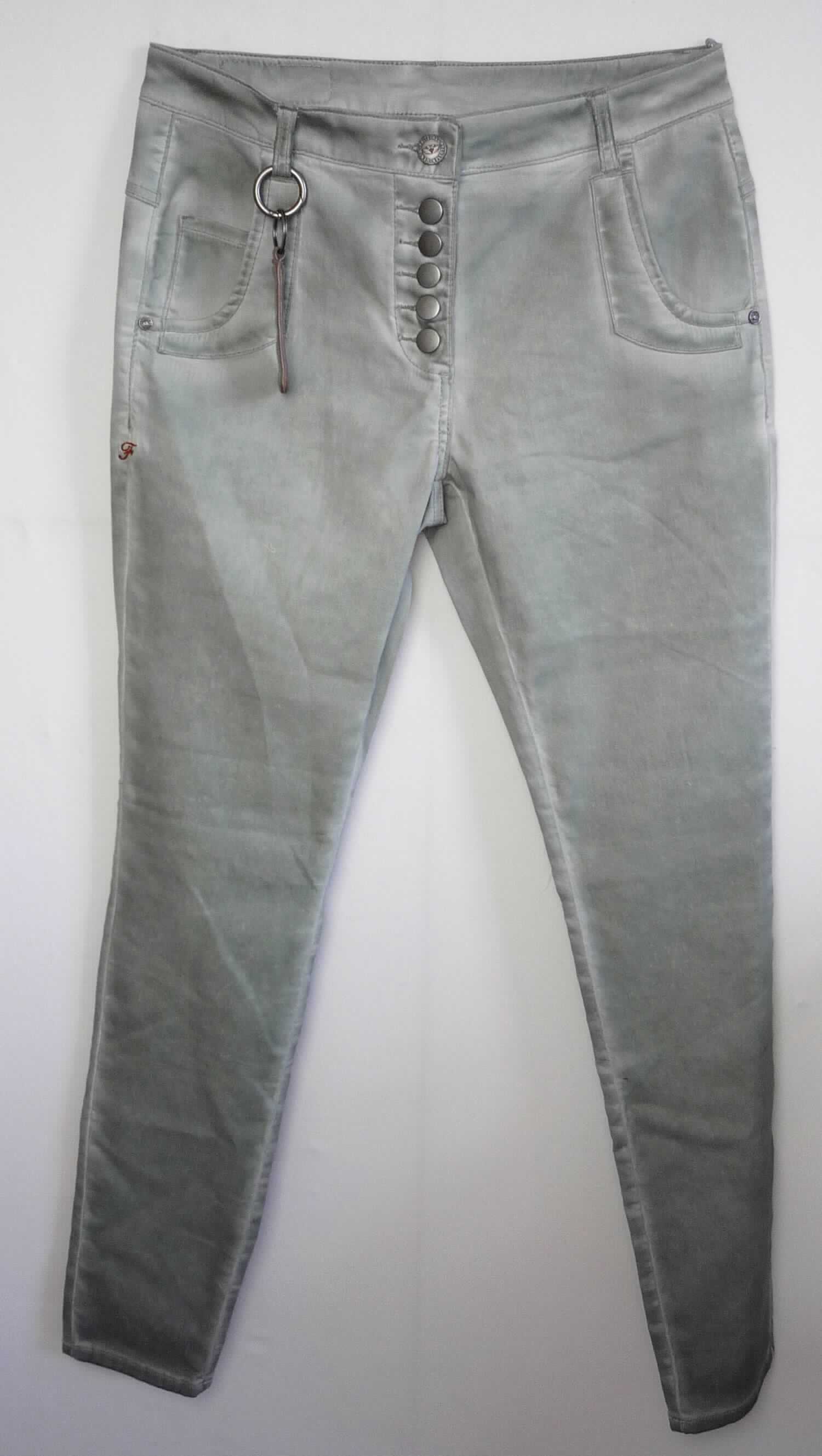 Lange Hose, sog. Damenhose, Queens, Boyfriend Oil wash, in Erwachsenengröße, Foto siehe Anlage,
- gemeinsam mit einem Schlüsselanhänger bestehend aus zwei Metallringen und einem Lederanhänger für den 
  Einzelverkauf aufgemacht (in einer Gürtelschlaufe der Hose eingehängt); der Schlüsselanhänger ist geringwertig 
  und im Hinblick auf die Verwendung als unbedeutend zu betrachten, er ändert das Wesen der Hauptware nicht 
  und ist deshalb wie diese einzureihen,
- aus ca. 0,6 mm dicken, gefärbten Geweben aus laut Antrag 100 % Baumwolle, 
- in der Taille abschließend; mit einem angesetzten, ca. 4 cm breiten Taillenbund mit Gürtelschlaufen,
- vorn mit einer kurzen Öffnung mit Knopfverschluss von rechts über links (Frauenkleidung), 
- in der Art einer Five-Pocket-Hose gearbeitet; vorn mit zwei eingesetzten, offenen Taschen und einer aufgesetzten
  kleinen Tasche sowie mit zwei aufgesetzten, offenen Gesäßtaschen,
- mit knöchellangen Hosenbeinen,
- an den Beinabschlüssen durch Umschlagen und Festnähen gesäumt,
- keine Arbeits- und Berufskleidung.

"Lange Hose, aus Geweben, für Frauen, aus Baumwolle, keine Arbeits- und Berufskleidung, andere als in den  
 Unterpositionen 6204 6231 bis 6204 6233 genannte, nicht nach dem Batikverfahren handbedruckt"