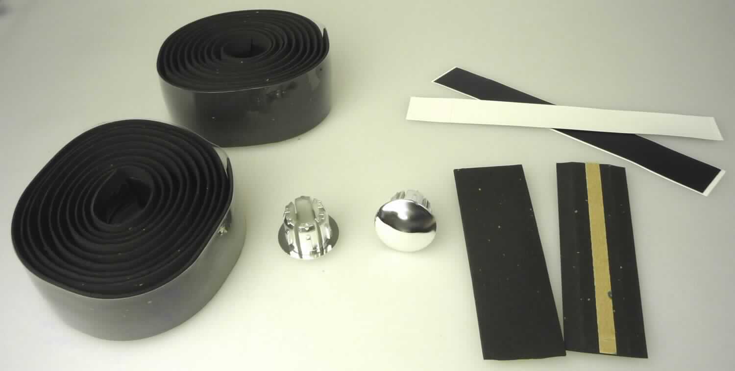 Angaben des Antragstellers:
Lenkerband mit GEL/Kork, schwarz, mit Lenkerstopfen

Feststellungen an einem Warenmuster:
In einer bedruckten Pappfaltschachtel in Aufmachung für den Einzelverkauf befinden sich zwei ca. 160 cm lange, schwarze, geschäumte, profilierte Kunststoffbänder (EVA) mit kleinen braunen Einlagerungen sowie einem dünnen, gummiartigen Streifen auf der Unterseite. Die profilierten Bänder sind nicht selbstklebend. Außerdem sind in der Verpackung zwei weitere kurze Abschnitte der profilierten Bänder, zwei schwarze Klebestreifen sowie zwei silberne Kunststoffstopfen enthalten. 

Befund:
Die profilierten Bänder sind im Hinblick auf die Bedeutung für die Verwendung charakterverleihend für die Warenzusammenstellung. Es handelt sich um Profile aus (charakterverleihend) Polymeren des Ethylens im Sinne der Unterposition (KN) 3916 1000.