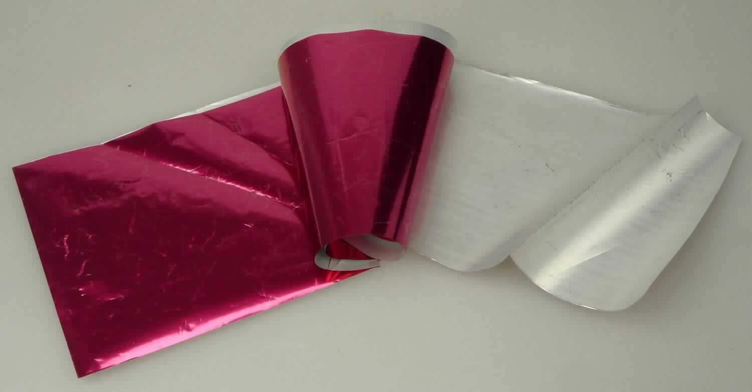 Angaben:
Prägefolie zum Aufdruck auf Kosmetikprodukte; die Folien sind Rollenwaren in verschiedenen Größen und Farben.

Feststellungen:
Metallic-pinkfarbene Folie (Rückseite silberfarben); unter Anwendung von Druck und Wärme lässt sich die pinkfarbene Beschichtung auf eine Unterlage (z.B. Papier) übertragen.

Befund: 
Prägefolie