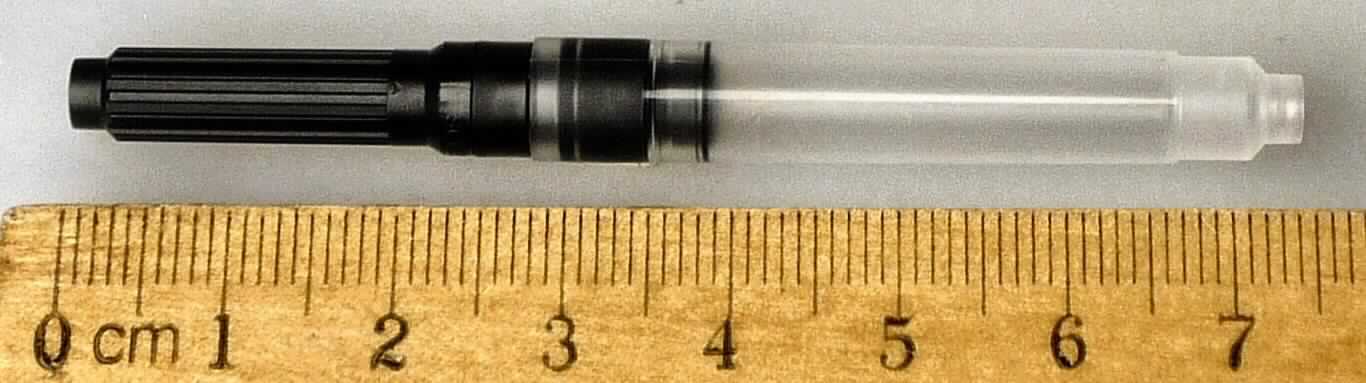 Bei dem Erzeugnis handelt es sich um ein Teil eines Füllfederhalters in Form einer durchsichtigen Tintenpatrone aus Kunststoff mit einer Länge von 4,7 cm. Auf die Tintenpatrone ist ein Befüllmechanismus in Form eines schwarzen, ca. 4 cm langen Schraubgewindes, ebenfalls aus Kunststoff, aufgesetzt. 

Das Teil ist zur Verwendung in Schreibgeräten (Füllfederhalter) bestimmt und dient als Ersatzpatrone für Füllfederhalter. Es wird zum Nachfüllen von Tinte gebraucht, indem Tinte durch Drehen der Schraube mit gegenläufigem Gewinde in die Patrone aufgesaugt wird.

Die Ware ist als "anderes Teil für Füllfederhalter, keine Schreibfedern und Schreibfederspitzen" einzureihen.