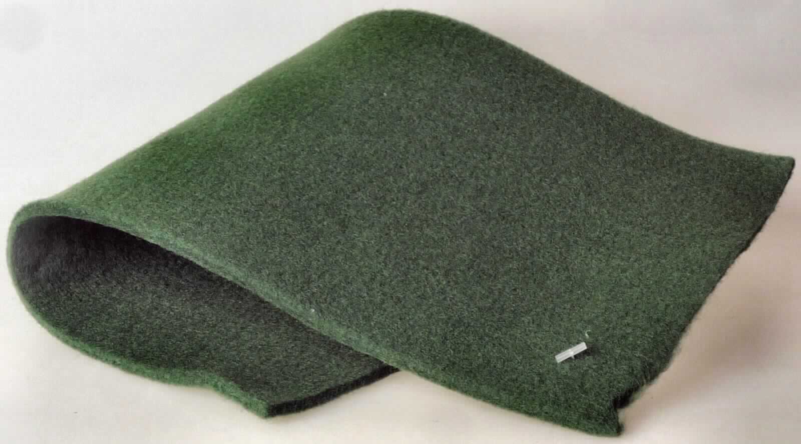 Nadelfilz, sog. Filz-Dekoband, Art. 288263, Foto siehe Anlage,
- lt. Antrag aufgerollt in einem Polybeutel mit bedrucktem Pappeinleger verpackt,
- rechteckig zugeschnitten (nicht konfektioniert), mit den Abmessungen von lt. Antrag 15 cm x 300 cm,
- mit einer Dicke von ca. 4,5 mm,
- laut Untersuchungsergebnis aus Nadelfilz aus synthetischen Chemiefasern (lt. Antrag: Polyester); weder getränkt, 
  bestrichen, überzogen noch mit Lagen versehen,
- stellt sich aufgrund der Art der Flächenerzeugnisse nicht als Ware der Position 5603 dar.

"Filz, Nadelfilz, weder getränkt, bestrichen, überzogen noch mit Lagen versehen, aus synthetischen Chemiefasern"