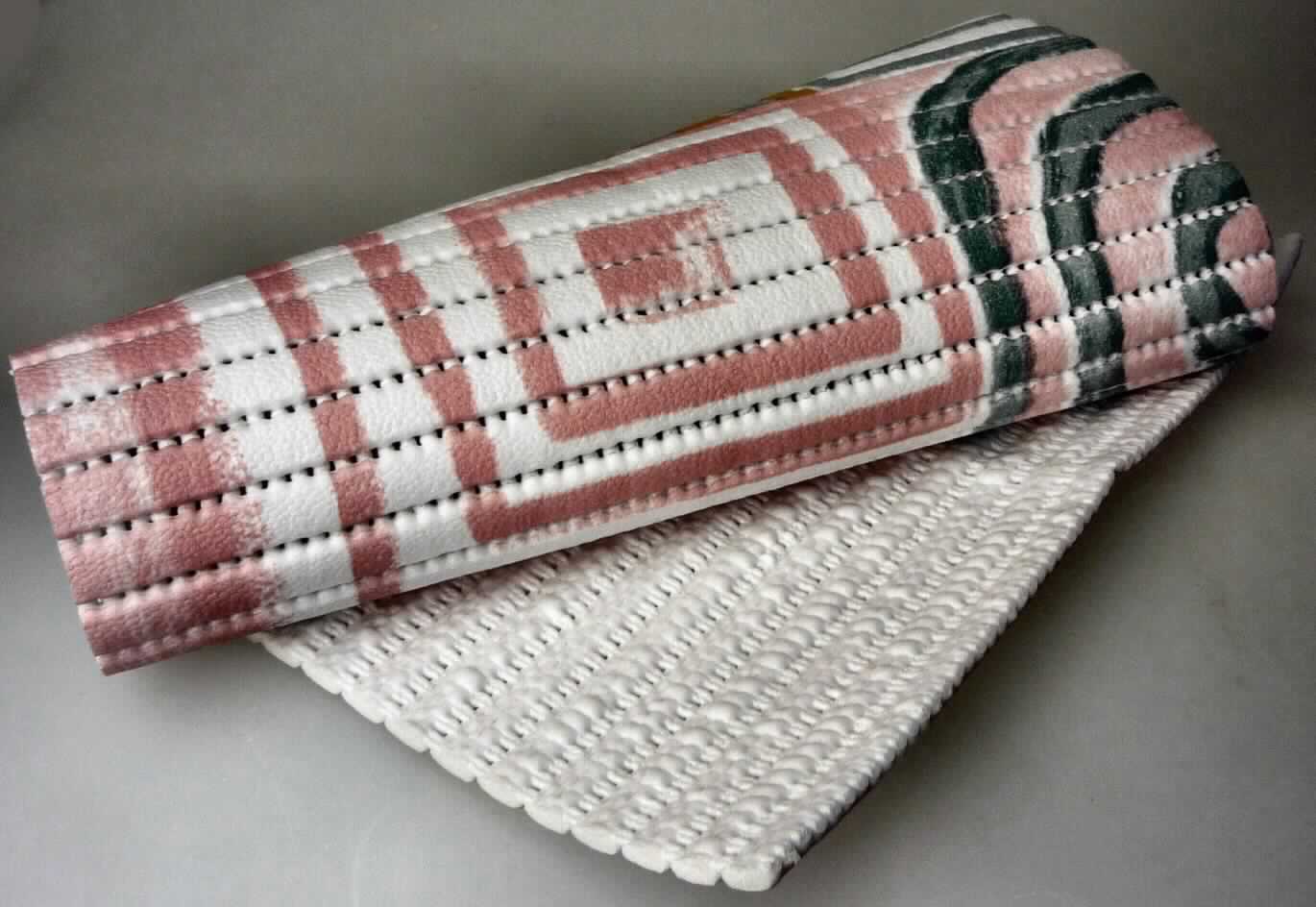 Angaben des Antragstellers:
Als Bodenmatte vielseitig einsetztbare Antirutschmatte in verschiedenen Designs aus PVC (Polyvinylchlorid).
Abmessungen: ca. 50 x 80 cm; 0,05 cm dick

Untersuchungsergebnisse an einem Warenmuster:
Einseitig bunt bedruckte, löchrige Schaumstoffmatte aus einem groben Gewebe, das vollständig mit weißem Schaumstoff ummantelt ist.

Befund:
Bei der Matte handelt es sich um einen Bodenbelag im Sinne der Position 3918.