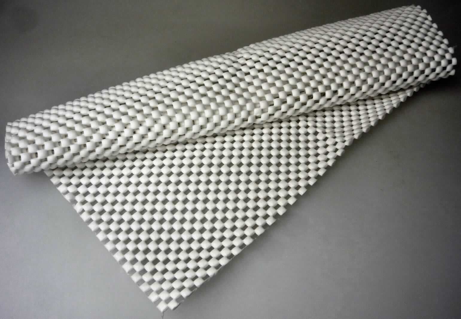 Angaben des Antragstellers:
Zuschneidbare Antirutschmatten in verschiedenen UNI-Farben (rot, blau, grün, weiß, schwarz, beige) aus PVC (Polyvinylchlorid).
Abmessungen: ca. 50 x 150 cm; 0,03 cm dick

Untersuchungsergebnisse an einem Warenmuster:
Weiße, löchrige Schaumstoffmatte aus einem groben Kettengewirke, das vollständig mit Schaumstoff ummantelt ist.

Befund:
Bei der Matte handelt es sich um einen Bodenbelag im Sinne der Position 3918.