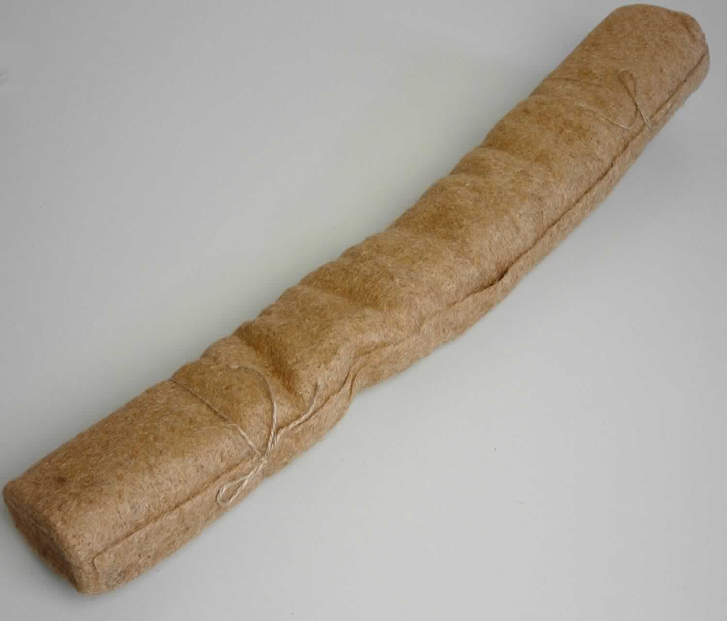 Nadelfilz, sog. Jute Felt, Foto siehe Anlage,
- rechteckig; laut Antrag in verschiedenen Abmessungen,
- lt. Untersuchungsergebnis:
-- aus Nadelfilz aus lt. Antrag Jute; die Antragsangaben können als zutreffend angesehen werden,
-- weder getränkt, bestrichen, überzogen noch mit Lagen versehen,
- dient dem Schutz von Pflanzen vor Witterungseinflüssen im Winter.

"Filz, Nadelfilz, weder getränkt, bestrichen, überzogen noch mit Lagen versehen, aus Jute"