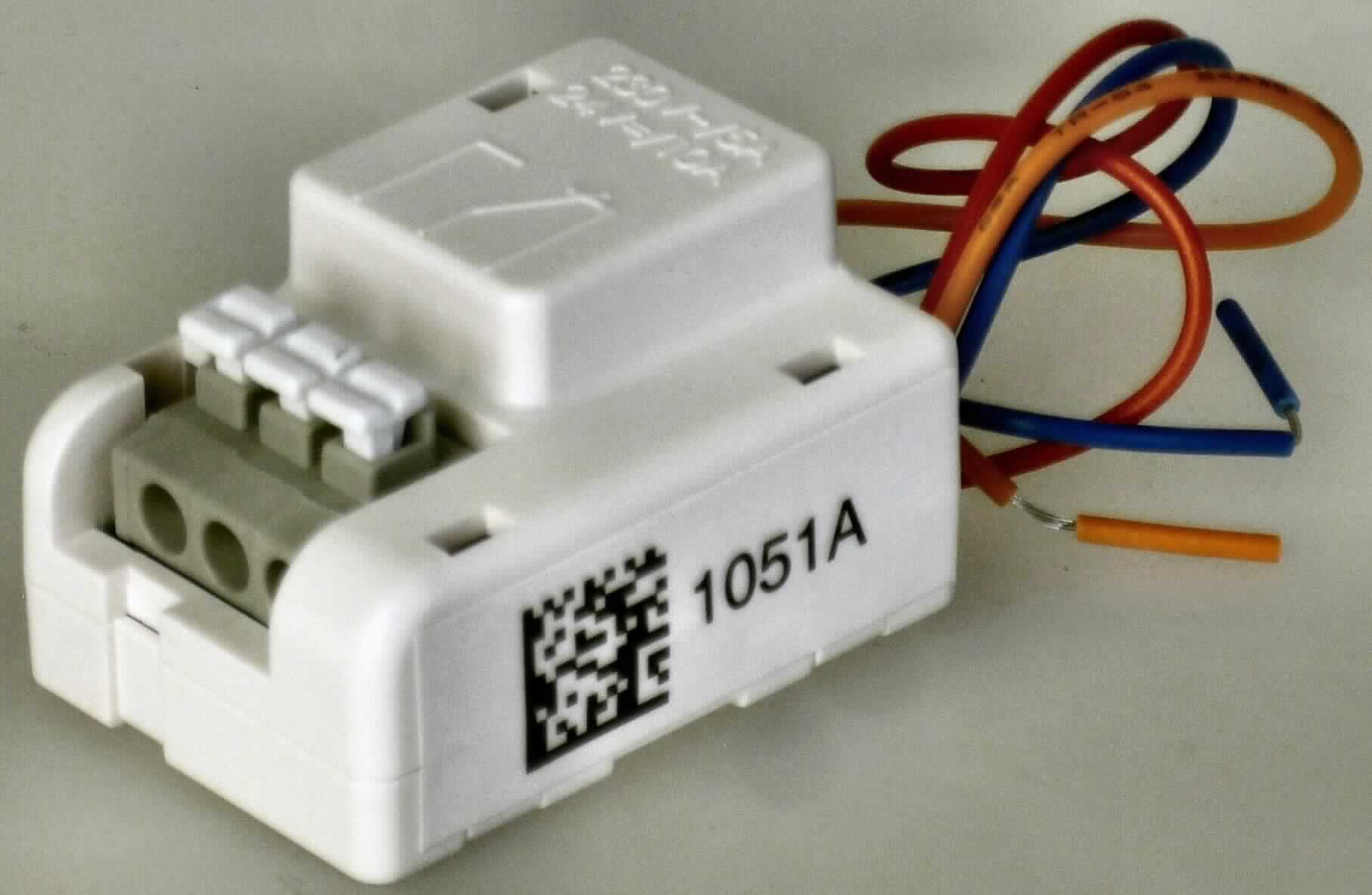 Relais,
- Leiterplatte mit Spule und Kabelanschlussklemmen bestückt, in einem Kunststoffgehäuse, 
- für eine Spannung von 9 V und einer Stromstärke von weniger als 2 A,
- zum elektromagnetischen Schalten von externen Geräten (z.B. Sirenen, Blitzleuchten, Signalhupen),
- im einem bedruckten Karton verpackt.

Die Ware ist als "elektrisches Gerät zum Schließen und Unterbrechen von elektrischen Stromkreisen (Relais), für eine Spannung von 60 V oder weniger, für eine Stromstärke von weniger als 2 A, nicht für bestimmte Luftfahrzeuge" einzureihen.

Anlage: 1 Abbildung