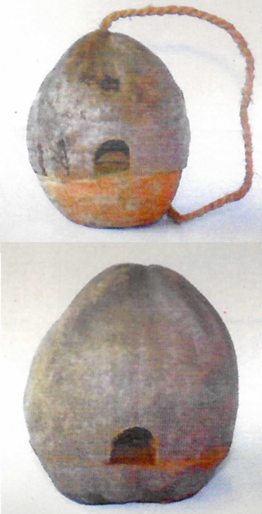 Bei dem "Vogelhaus aus Kokos" handelt es sich um eine aus verschiedenen Stoffen zusammengesetzte Ware in Form eines Vogelhäuschens, bestehend aus zwei halben Steinschalen aus Kokosnuss (ohne Fruchtfleisch und ohne Kokosfasern) mit einem Durchmesser von ca. 18 cm und einer Kordel als Aufhänger. In die Schale des aufklappbaren Erzeugnisses ist eine runde Aussparung als Einflug für Vögel eingearbeitet. 

Die Steinschalen aus Kokos bestimmen im Hinblick auf den Umfang und die Bedeutung für die Verwendung den Charakter der Ware. 

Das Erzeugnis ist als "Ware aus pflanzlichen Schnitzstoffen, handgearbeitet" einzureihen.