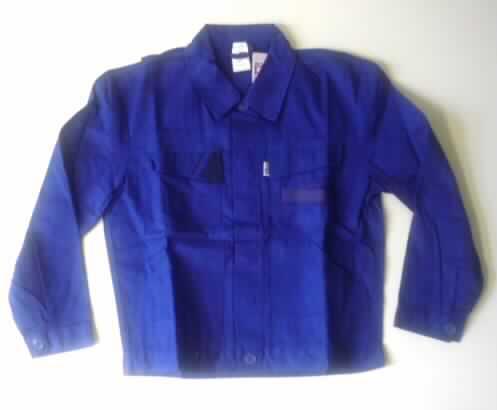 Jacke (Arbeitsjacke) für Männer, sog. Blousonjacke BASIC Plus BJ27, Größe 42, siehe Foto,
- aus verschiedenen, einfarbigen, 0,5 mm dicken, köperbindigen Geweben aus laut Etikett 100% Baumwolle,
- mit Umlegekragen; hinten mit zwei längs verlaufenden, abgenähten Falten,
- vorn mit einer durchgehenden Öffnung mit verdecktem Knopfverschluss von links über rechts (Männerkleidung),
- über die Taille reichend (Rückenlänge 62 cm), 
- mit langen Ärmeln; mit manschettenartigen Abschlüssen; ungefüttert,
- mit zwei eingesetzten Brusttaschen aus dem gleichen Gewebe wie dem der Jacke; mit Patte mit punktuellem
  Klettverschluss,
- unterhalb der Taille mit zwei aufgesetzten, offenen Eingrifftaschen aus dem gleichen Gewebe wie dem 
  der Jacke; somit u.a. kein Hemd der Position 6205,
- mit einem angesetzten, geraden Bund am unteren Rand, ohne Verengung, somit kein Blouson der 
  Position 6201,
- aufgrund des strapazierfähigen Materials und des zweckbestimmten, einfachen Schnitts erkennbar dazu
  bestimmt, ausschließlich oder hauptsächlich zum Schutz der Person und/oder der Kleidung getragen zu
  werden.