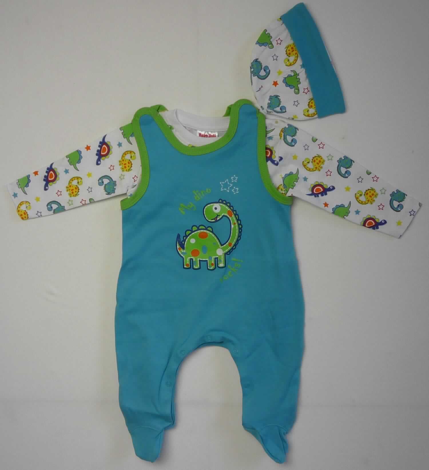 Mütze, Bluse und Strampler, Art. 5458, Größe 86/92, Foto siehe Anlage,
- als dreiteilige Zusammenstellung,
- Bluse und Strampler bilden keine Kombination, u. a. da der Strampler sich als Kleidungsstück zum Bedecken des 
  gesamten Körpers darstellt; getrennte Einreihung aller Bestandteile, weil die Kleidungsstücke nicht zusammen in 
  eine Position eingereiht werden können,
- alle Flächenerzeugnisse aus laut Antrag 100 % Baumwolle,
- Bluse:
-- aus ca. 0,6 mm dicken, bedruckten Gewirken; mit durchschnittlich mehr als 10 Maschen in jeder Richtung je
   linearen Zentimeter,
-- über die Taille reichend,
-- mit einem runden, halsnahen Ausschnitt,
-- im Bereich der linken Schulter mit einer vom Halsausschnitt ausgehenden, kurzen Öffnung mit 
   Druckknopfverschluss (somit kein T-Shirt),
-- ohne Hinweise auf den Trägerkreis (unisex),
-- mit langen Ärmeln,
-- am unteren Rand durch Umschlagen und Festnähen gesäumt,
-- aufgrund der Doppelgröße 86/92 keine Einreihung als Kleidung für Kleinkinder.

"Bluse, aus Gewirken, für Mädchen, aus Baumwolle"